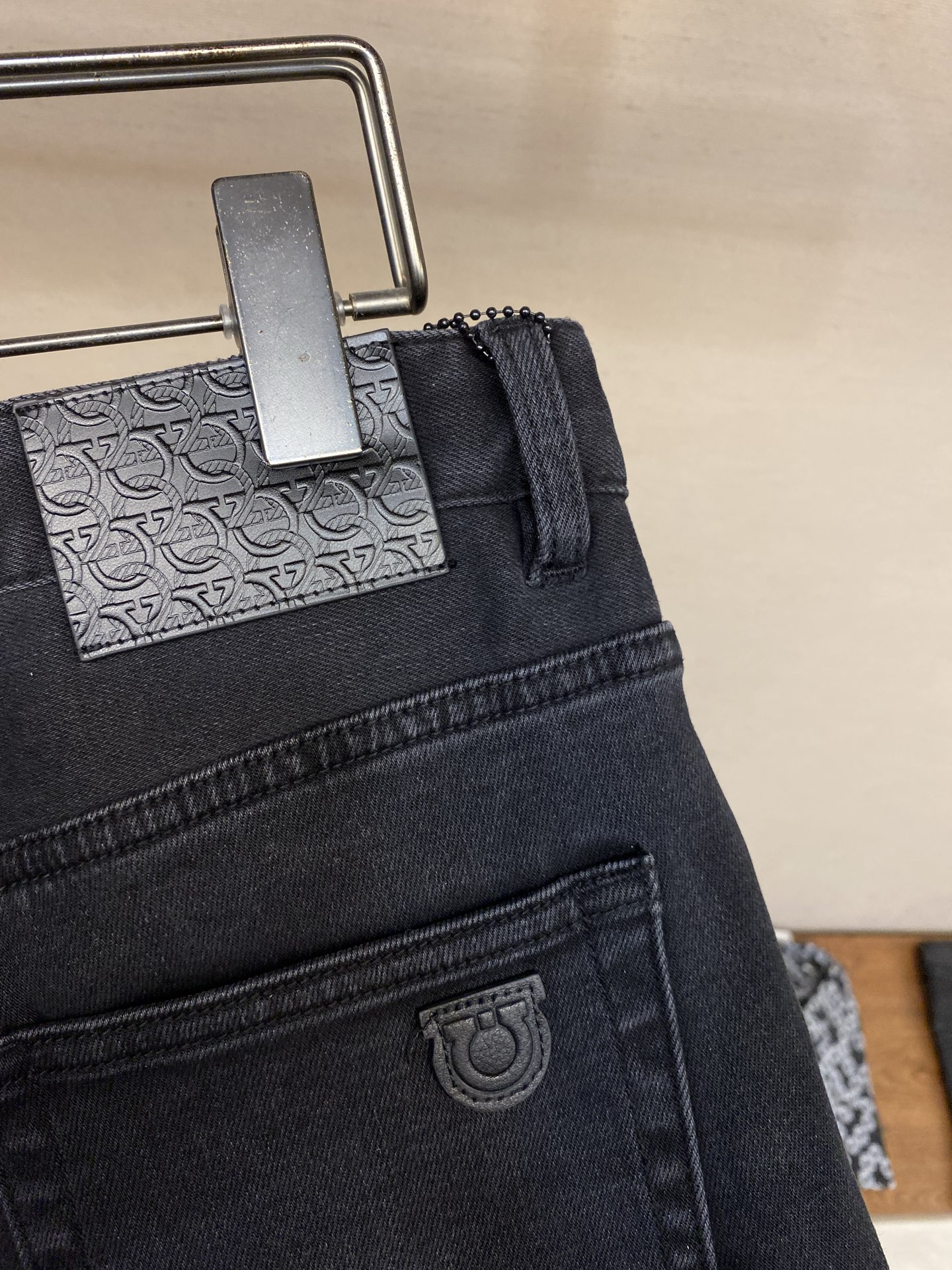 🌟🌟 Ferragam 2025ss好穿不挑身材在搭配上没有太多的限制 随意简洁的衬托其他单品，来展现自