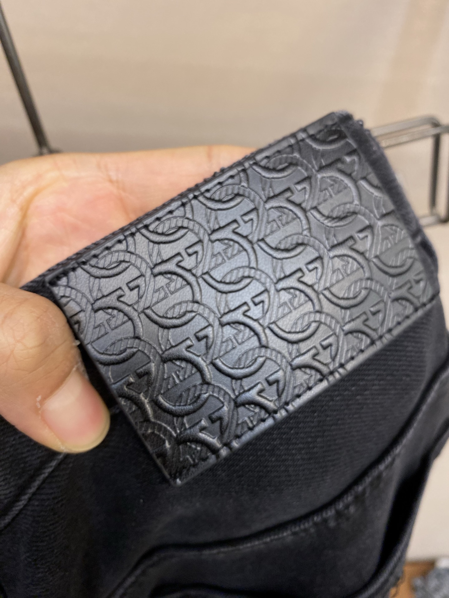 🌟🌟 Ferragam 2025ss好穿不挑身材在搭配上没有太多的限制 随意简洁的衬托其他单品，来展现自