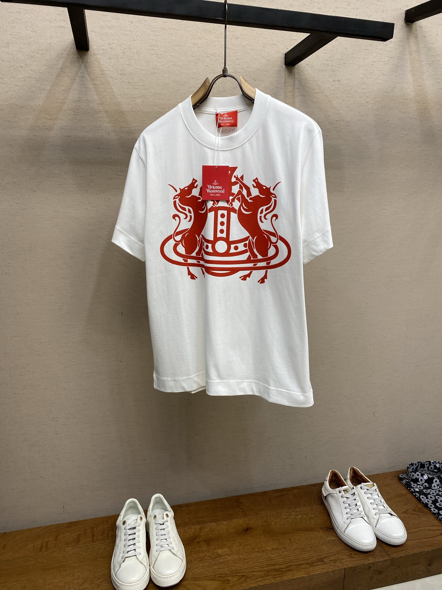 NO:685909,Vi*ienne We*twood/Western Queen Mother Year of the Horse New Year limited T-shirt. The red double horse logo on the front is very eye-catching, which means good luck and strength in the new year. It has a loose fit, comfortable and easy to wear, and looks great with daily wear or jeans. The zodiac limited series is very popular every year and has full collection value. Wearing it in the New Year will directly boost your aura!  The loose fit is very flattering to your figure~ Washing method: Dry clean or wrap inside a laundry bag for quick machine wash in cold water!  Size S-XL,,jeans,tees,t-shirt,19860909Vi*ienne We*twood/西太后马年贺岁限定T恤,正面红色双马Logo超吸睛,寓意新年好运和力量.宽松版型,舒适好穿,日常搭配或牛仔裤都很出彩.生肖限定系列每年超火,收藏价值满满,新年穿它气场直接拉满！宽松的版型很好的修饰身材~ 洗涤方式干洗或反面包裹洗衣袋冷水快速机洗！ 尺码S-XL,,jeans,tees，t-shirt,,Men's clothing