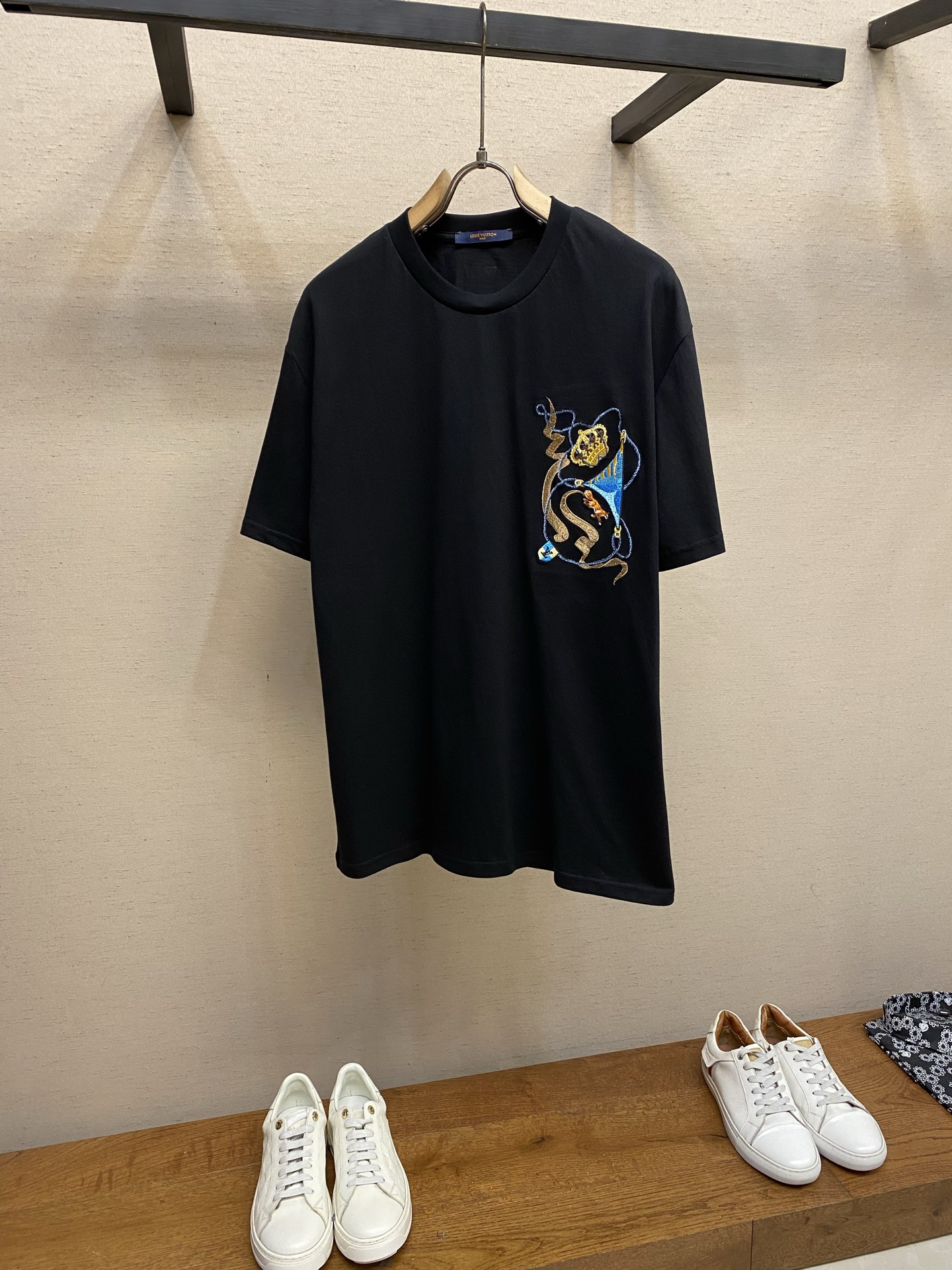 NO:685954,1V 2026 new short-sleeved T-shirt. Cotton 280g fabric, soft and skin-friendly, wide and drapey. Fine four-thread edging, front embroidery, back neck patch, complete three labels, same style for men and women. Sizes S-XL, T-shirt, tees, t-shirt,198609091V 2026新品短袖T恤 全棉280g面料,柔软亲肤,挺阔有垂坠感.四线密边做工精细,前幅刺绣工艺,后颈贴章,三标齐全,男女同款. 尺码S-XL,,T-shirt,tees，t-shirt,,Men's clothing