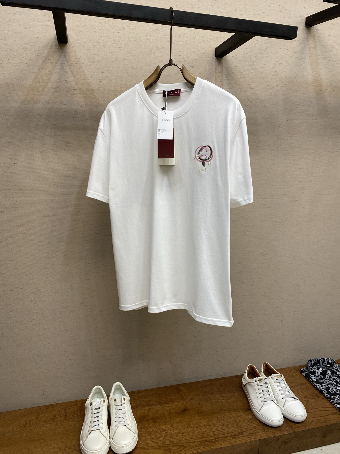 NO:685940,Gucci 2026 new short-sleeved T-shirt. Cotton 300g fabric, soft and skin-friendly, wide and drapey. The four-threaded edge is finely made, the front panel is embroidered with the logo, simple and elegant, complete with three marks, same style for men and women. Sizes S-XL, gucci, T-shirt, tees, t-shirt,19860909Gucci 2026新品短袖T恤 全棉300g面料,柔软亲肤,挺阔有垂坠感.四线密边做工精细,前幅案l刺绣配合logo标识,简洁大方,三标齐全,男女同款 尺码S-XL,,gucci,T-shirt,tees，t-shirt,,Men's clothing