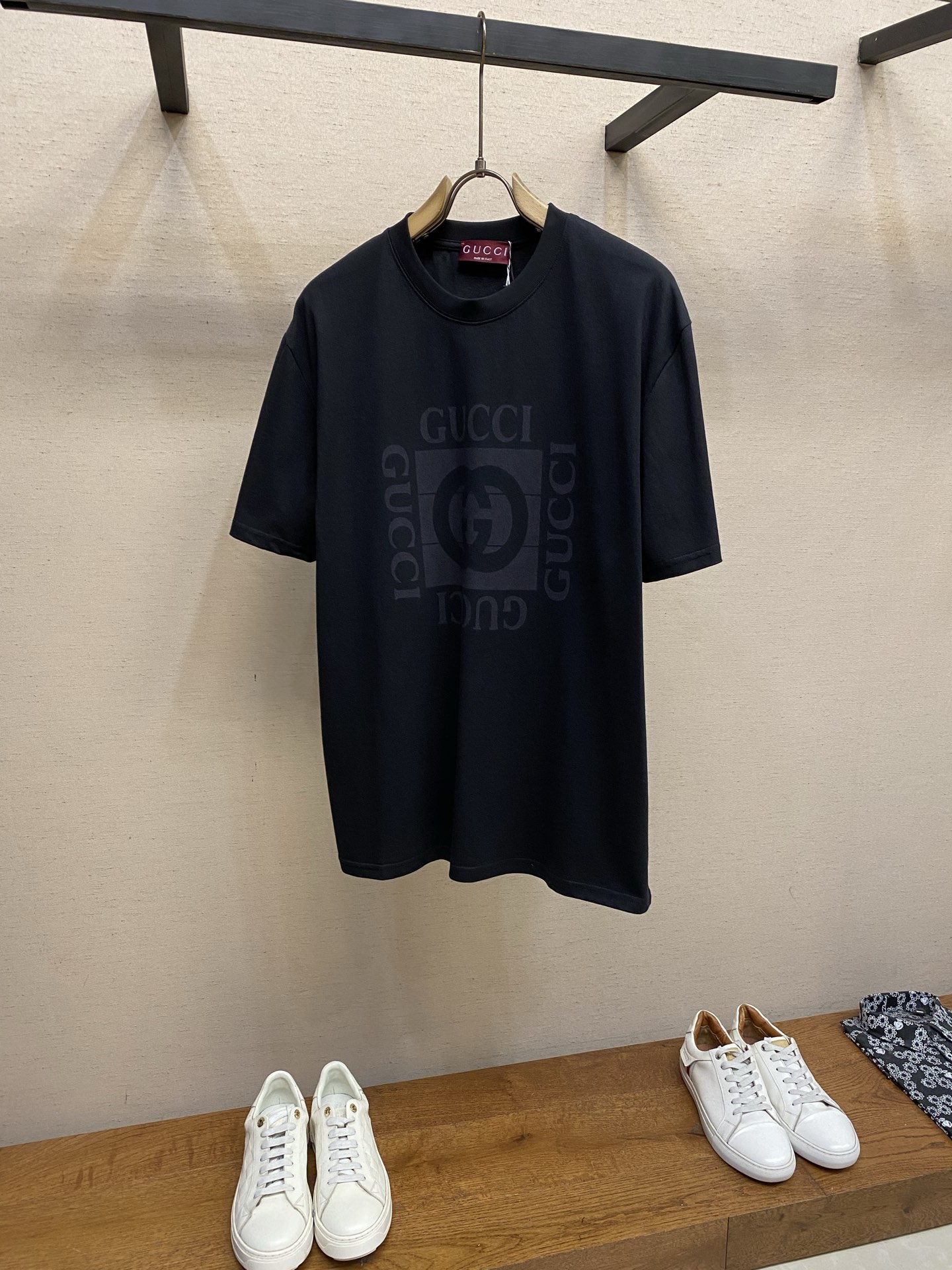 NO:685946,Gucci 2026 new short-sleeved T-shirt, 300g cotton fabric, soft and skin-friendly, wide and drapey. The four-line dense edge is finely made, and the front digital printing process is combined with the logo. It is simple and elegant, with complete three marks, and the same style for men and women. Sizes S-XL,, gucci, T-shirt, tees, t-shirt,19860909Gucci 2026新品短袖T恤 全棉300g面料,柔软亲肤,挺阔有垂坠感.四线密边做工精细,前幅数码印花工艺,配合logo标识,简洁大方,三标齐全,男女同款. 尺码S-XL,,gucci,T-shirt,tees，t-shirt,,Men's clothing