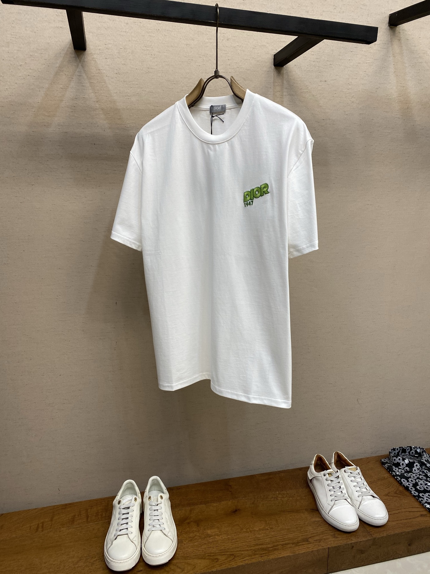NO:685934,Dior 2026 new short-sleeved T-shirt. Cotton 300g fabric, soft and skin-friendly, wide and drapey. The four-threaded edge is finely made, the front panel is embroidered with the logo, simple and elegant, complete with three marks, same style for men and women. Sizes S-XL, dior, T-shirt, tees, t-shirt,19860909Dior 2026新品短袖T恤 全棉300g面料,柔软亲肤,挺阔有垂坠感.四线密边做工精细,前幅案l刺绣配合logo标识,简洁大方,三标齐全,男女同款 尺码S-XL,,dior,T-shirt,tees，t-shirt,,Men's clothing
