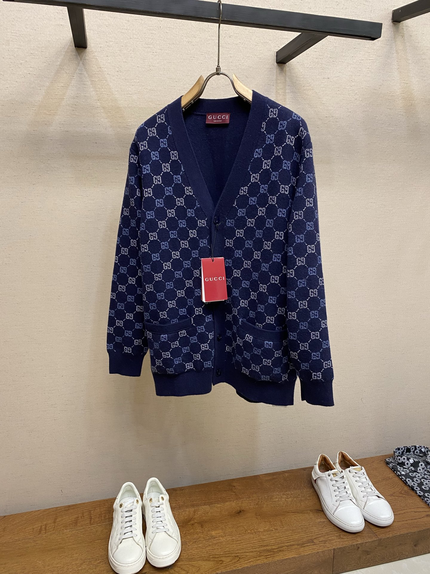 NO:685919,Gucci Double G jacquard knitted cardigan, made of wool blend, is soft and warm. The dark base is paired with light-colored Double G presbyopia jacquard, which is low-key and luxurious. The highly recognizable round neck pullover design can be worn alone or layered. It can easily create a layered look in autumn and winter. It is a classic and versatile Gucci item! Sizes S-XL,,gucci,19860909Gucci双G提花针织开衫,采用羊毛混纺,柔软又保暖.深色底配浅色双G老花提花,低调奢华,辨识度超高圆领套头设计,单穿或内搭都很OK,轻松打造秋冬层次感穿搭,是Gucci经典百搭单品! 尺码S-XL,,gucci,,Men's clothing