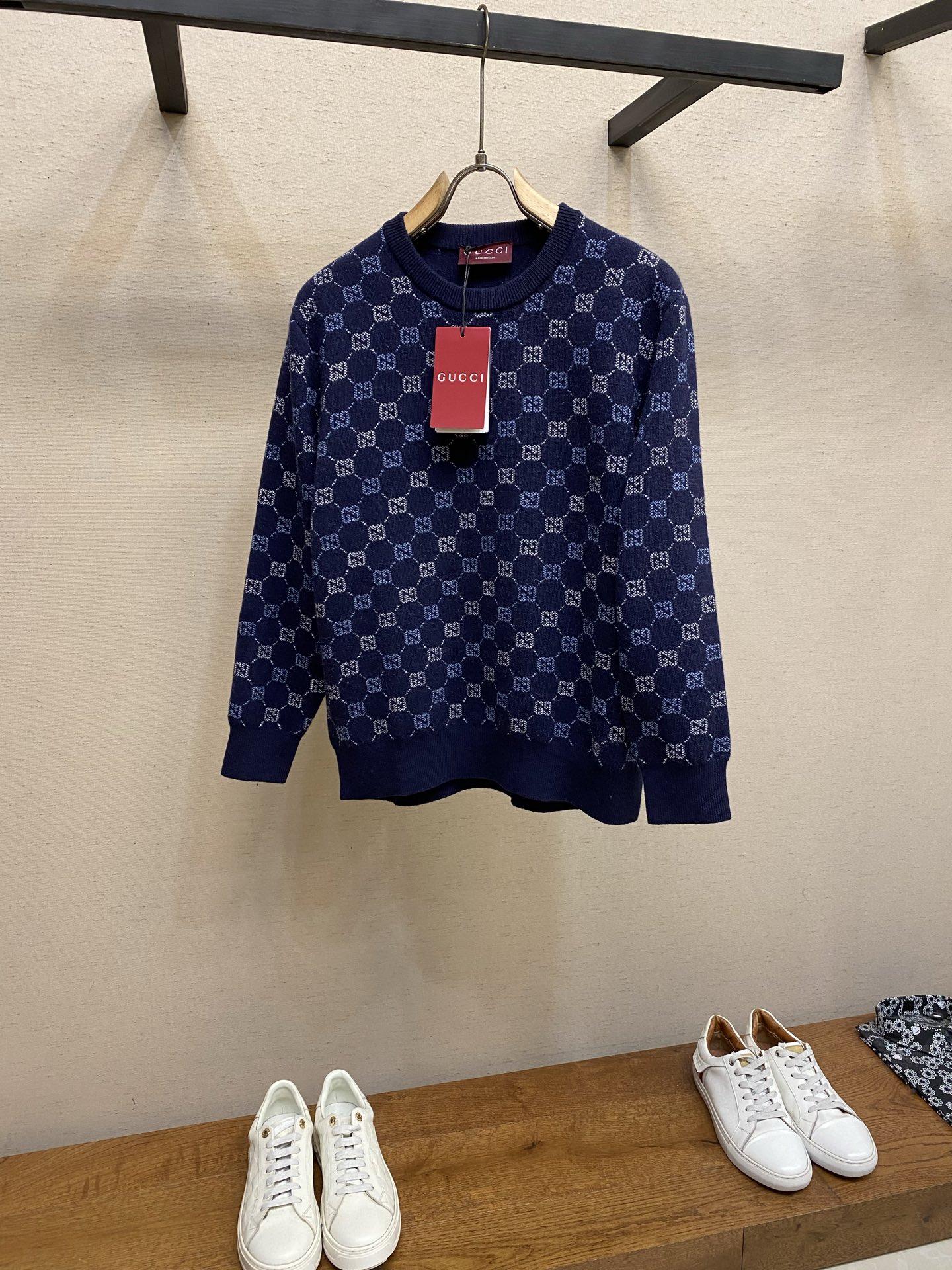 NO:685916,Gucci Double G jacquard sweater, made of wool blend, is soft and warm. The dark base is paired with light-colored Double G presbyopia jacquard, which is low-key and luxurious. The round neck pullover design is highly recognizable. It can be worn alone or layered. It can easily create a layered look in autumn and winter. It is a classic and versatile Gucci item! Sizes S-XL,,gucci,19860909Gucci双G提花针织衫,采用羊毛混纺,柔软又保暖.深色底配浅色双G老花提花,低调奢华,辨识度超高圆领套头设计,单穿或内搭都很OK,轻松打造秋冬层次感穿搭,是Gucci经典百搭单品! 尺码S-XL,,gucci,,Men's clothing