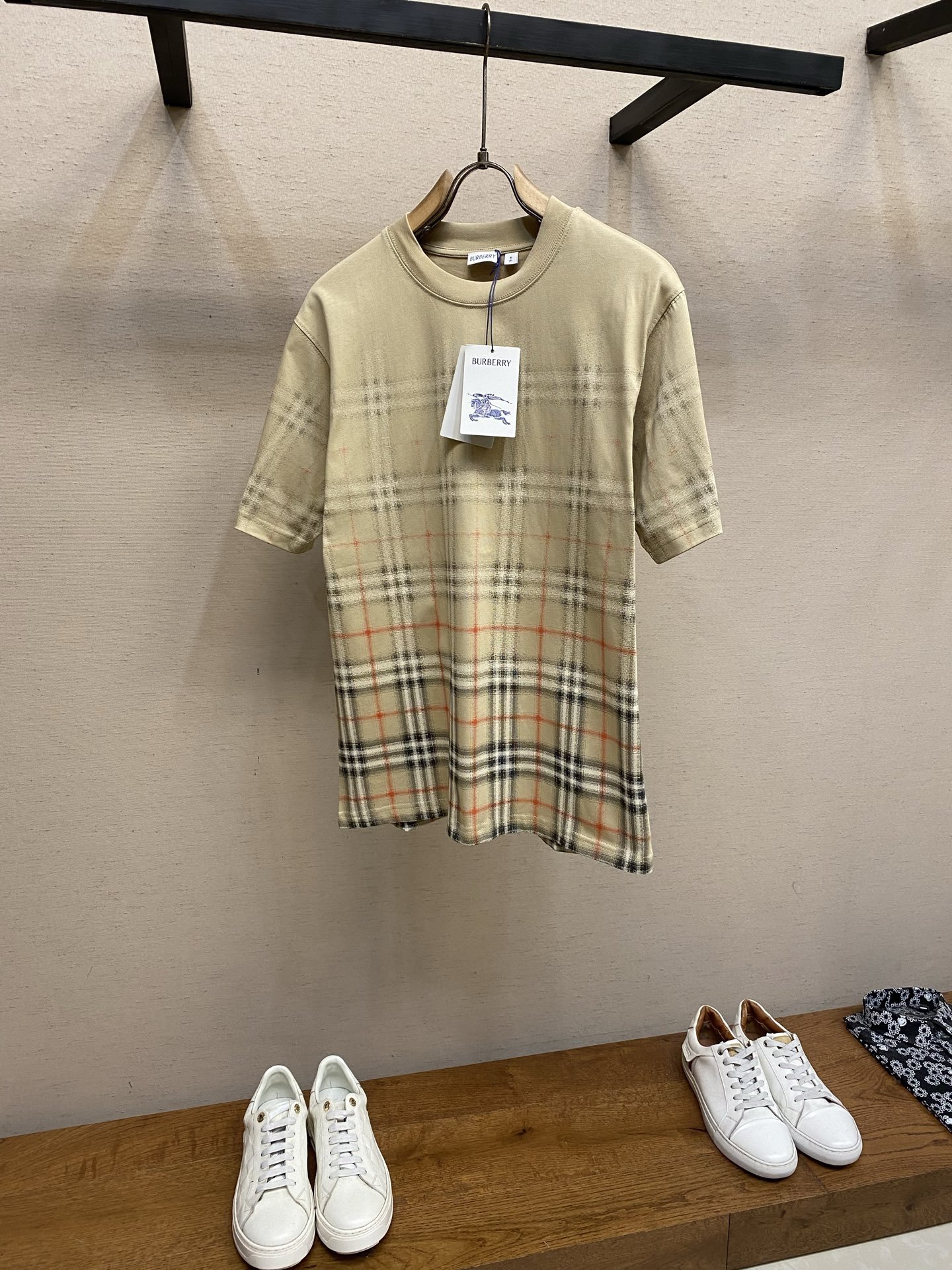 NO:685941,BBR Gradient Plaid Round Neck Short Sleeve Original, purchased for 850; medium plain weave cotton fabric, gradient style plaid, round neck style, rib knitted collar, casual version, full set of accessories # Pure cotton plain weave cotton fabric  It uses 15S special woven compact cotton with a weight of 230g/㎡; 32 high-weight (340g) 1x1 ribs are used for the collar, ensuring excellent elastic recovery and deformation resistance of the collar, which is a key sign of high-quality T-shirts. The special woven compact cotton uses compact spinning technology in the spinning process, which is effective  The hairiness of the yarn is reduced, making the yarn smoother and stronger. This gives the fabric an unusually dense structure, a smooth and smooth surface, and excellent pilling resistance, while retaining the softness and breathability of pure cotton. The weight of 230g is medium to heavy, ensuring that the T-shirt has good stiffness and drape, and is not prone to collapse.  # Gradient plaid environmentally friendly high-density dot printing The pattern adopts an environmentally friendly high-density dot printing process. The advanced printing technology is composed of extremely fine tiny color dots instead of large-area color blocks. Through high-precision screen printing, the environmentally friendly water-based slurry is transferred to the fabric in the form of dots. Its core function and characteristics are  Achieve delicate color gradients by controlling the density and superposition of dots of different colors to create a soft, natural, step-free gradient effect, perfectly realizing the natural blend of plaid and solid colors. Keeping the fabric breathable and soft Since it is dot distribution rather than full coverage, the printing area maintains the original breathability and soft touch of the fabric, without a film or hardening feel. Environmentally friendly and durable, environmentally friendly slurry is used, with high color fastness and good washability.  The most recognizable classic plaid elements have been deconstructed and re-created in a modern and artistic way. The gradient effect breaks the regularity and repetition of the traditional plaid, making it more fluid, layered and visually interesting. It adopts the comfortable and durable base of high-quality special woven cotton, the exquisite gradient pattern realized by high-precision environmentally friendly dot printing, and the standard casual version.  It adopts a straight and slightly dropped shoulder cut, and creates a neat silhouette through the golden ratio of three-dimensional shoulders and vertical body. The neckline, cuffs and hem are all made of double-needle four-thread seaming technology, and elastic yarn is embedded in key seams to significantly improve the durability of the pattern. The plaid pattern is accurately calibrated with three-dimensional pattern positioning technology to ensure seamless connection between the front and rear body patterns. Sizes XS-L,, T-shirt, tees, t-shirt, gold,19860909BBR渐变格子圆领短袖 原,850购买；中等偏平织棉质面料、渐变风格格纹、圆领款式、罗纹针织领口、呈现休闲版型、全套辅料配备 # 纯棉质平织棉质面料 采用15S特纺紧密棉,克重为230g/㎡；32支高克重（340g）1x1罗纹用于领口,确保了领型极佳的弹性恢复力和抗变形能力,是高品质T恤的关键标志.特纺紧密棉在纺纱过程中应用了紧密纺技术,有效减少了纱线毛羽,使得纱线更光滑、强韧.这赋予了面料结构异常密实、表面光洁平整、抗起球性优异的特点,同时保留了纯棉的柔软透气性.230g克重属于中等偏重磅,确保了T恤良好的挺括感和垂坠性,不易软塌. # 渐变格纹的环保高密度网点印花 图案采用了环保高密度网点印花工艺,先进的印花技术由极其细密的微小色点组成,而非大面积的色块覆盖.通过高精度的丝网网版,将环保水性浆料以网点形式转印到面料上.其核心作用与特点在于 实现细腻的色彩渐变通过控制不同颜色网点的疏密和叠加,可以创造出柔和、自然、无阶梯感的渐变效果,完美实现格纹与纯色的自然交融. 保持面料透气与柔软由于是网点分布而非全幅覆盖,印花区域保持了面料原有的透气性和柔软触感,无胶膜感或硬化感. 环保且耐用使用环保浆料,色牢度高,耐洗性好. # 对花定位圆领版型 具辨识度的经典格纹元素进行了现代化、艺术化的解构与再创作.渐变效果打破了传统格纹的规整和重复,使其更具流动感、层次感和视觉趣味性.通过高品质特纺棉的舒适耐用基底、高精度环保网点印花实现的精致渐变图案,以及标准的休闲版型. 采用直身微落肩剪裁,通过立体肩部与垂直衣身的黄金比例,营造精神利落的轮廓.领口、袖口及下摆均采用双针四线锁边工艺,关键接缝处内嵌弹力纱线,显著提升版型耐久度.格纹图案经三维对花定位技术精准校准,确保前后身图案无缝衔接. 尺码XS-L,,T-shirt,tees，t-shirt,gold,,Men's clothing