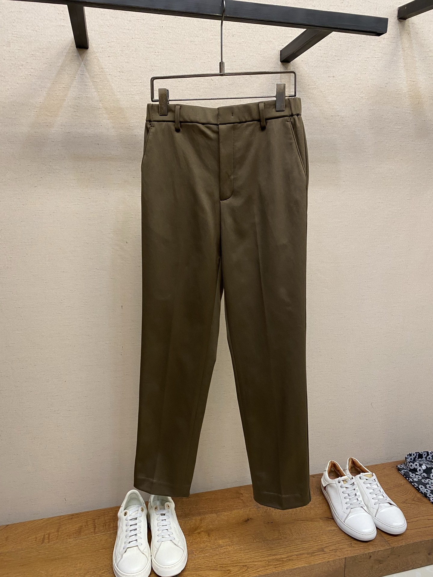 NO:686019,LP men's city casual trousers, custom-made cotton + modal + wool blended fabric, high-end + comfortable + easy to care for, wide waistband (with a whole elastic band inside), ensuring comfort while increasing tolerance, for daily casual wear. No need to wear a belt, added trouser ears, also suitable for business occasions. Micro-tapered tailoring design, long legs without feeling bloated, thickened fabric, the upper body is more stylish, and the legs are longer. Size 29 30  31 32 33 34 35 36 38 29 Waist circumference 72 Foot circumference 35.4 Pants length 99 30 Waist circumference 74 Foot circumference 36 Pants length 99 31 Waist circumference 76 Foot circumference 36.6 Pants length 101 32 Waist circumference 78 Foot circumference 36.6 Pants length 101 33 Waist circumference 80 Foot circumference 37.2  Length 104 34 Waist 82 Foot 37.8 Length 104 35 Waist 84 Foot 38.4 Length 105 36 Waist 86 Foot 39 Length 105 38 Waist 90 Foot 39.6 Length 105,,loro piana,19860909LP 男士城市休闲长裤 订纺 棉+莫代尔+羊毛 混纺面料 高级感+舒适+易打理 宽边腰头（内里镶嵌整条橡筋） ,保证舒适的同时增加包容性,平时休闲穿搭 不用系皮带 ,增加了裤耳,商务场合同样适用. 微锥型剪裁设计 显腿长无臃肿感 加厚的面料 上身更加有型 显腿长. 尺码 29 30 31 32 33 34 35 36 38 29 腰围72 脚围35.4 裤长99 30 腰围74 脚围36 裤长99 31 腰围76 脚围36.6 裤长101 32 腰围78 脚围36.6 裤长101 33 腰围80 脚围37.2 裤长104 34 腰围82 脚围37.8 裤长104 35 腰围84 脚围38.4 裤长105 36 腰围86 脚围39 裤长105 38 腰围90 脚围39.6 裤长105,,loro piana,,Men's clothing