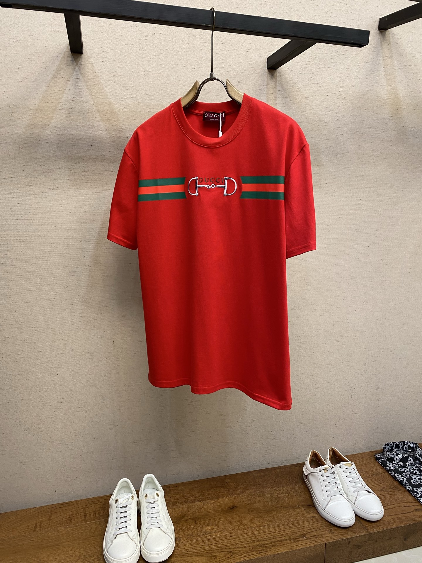 NO:691179,Gucci 2026 new short-sleeved T-shirt, 300g cotton fabric, soft and skin-friendly, wide and drapey. Fine workmanship with four-threaded edges, embroidered logo on the front panel, simple and elegant, complete with three labels, same style for men and women. Sizes S-XL,, gucci, T-shirt, tees, t-shirt,19860909Gucci 2026新品短袖T恤 全棉300g面料,柔软亲肤,挺阔有垂坠感.四线密边做工精细,前幅案刺绣印花标识,简洁大方,三标齐全,男女同款. 尺码S-XL,,gucci,T-shirt,tees，t-shirt,,Men's clothing