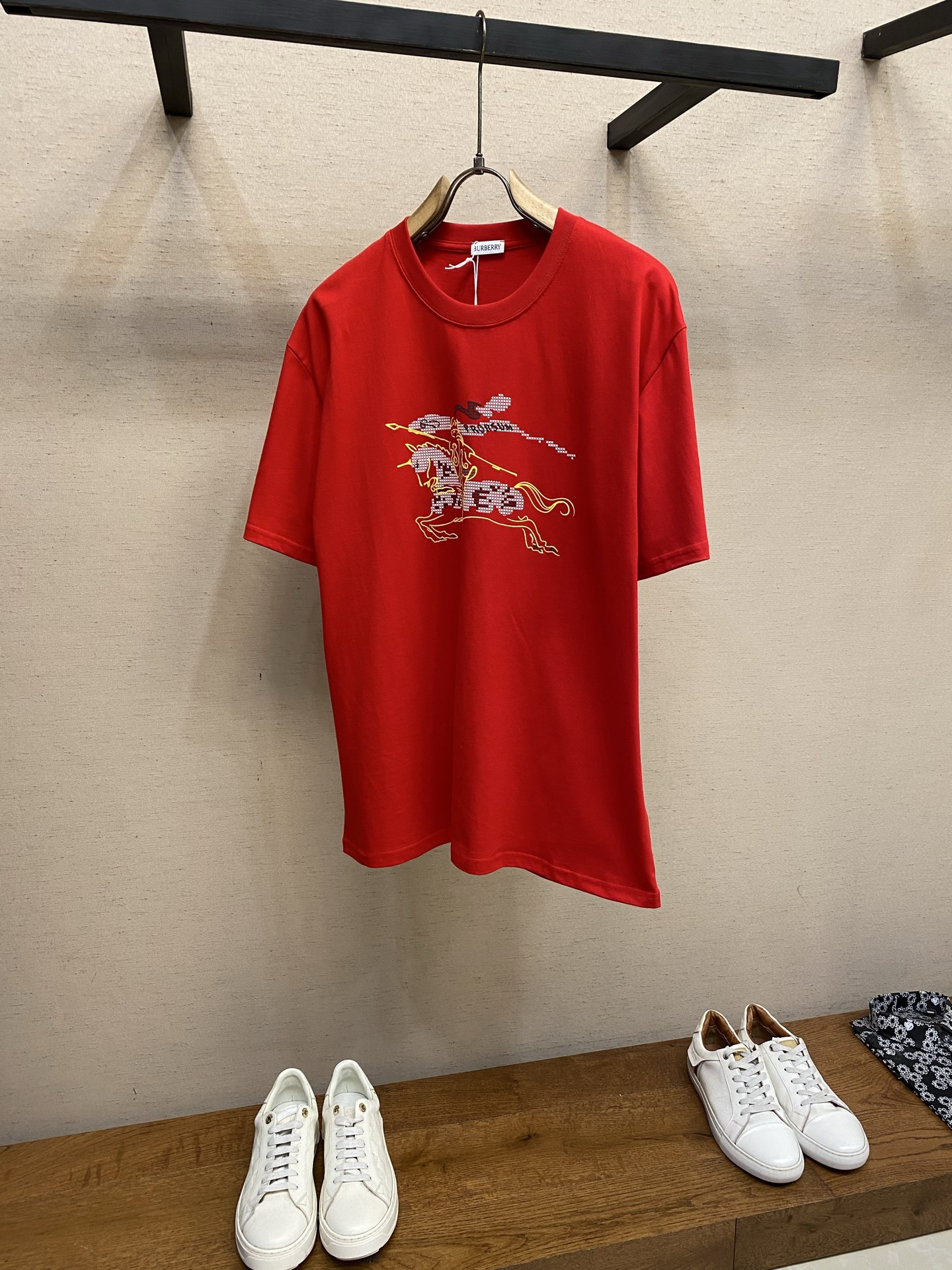 NO:691182,BBR 2026 new short-sleeved T-shirt, regular version, 300g washed cotton, 36-count double yarn, stable, tight and thick feel. Four-thread dense edge, double-thread collar edge, double-needle chain bottom hemming, front EKD printing, fine workmanship, complete three standards. Sizes S-XL,, T-shirt, tees, t-shirt,19860909BBR 2026新品短袖T恤 常规版型,300g洗水棉,36支双纱平稳,紧密挺厚手感.四线密边,双线领冚边,双针锁链底包边包线,前幅EKD印花,做工精细,三标齐全. 尺码S-XL,,T-shirt,tees，t-shirt,,Men's clothing