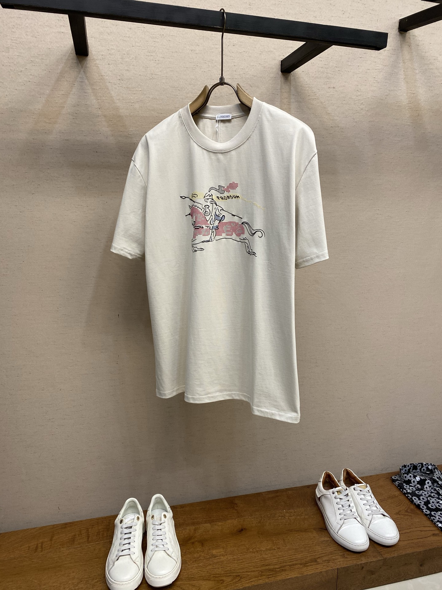 NO:691295,BBR 2026 new short-sleeved T-shirt, regular version, 300g washed cotton, 36-count double yarn, stable, tight and thick feel. Four-thread dense edge, double-thread collar edge, double-needle chain bottom hemming, front EKD printing, fine workmanship, complete three standards. Sizes S-XL,, T-shirt, tees, t-shirt,19860909BBR 2026新品短袖T恤 常规版型,300g洗水棉,36支双纱平稳,紧密挺厚手感.四线密边,双线领冚边,双针锁链底包边包线,前幅EKD印花,做工精细,三标齐全. 尺码S-XL,,T-shirt,tees，t-shirt,,Men's clothing