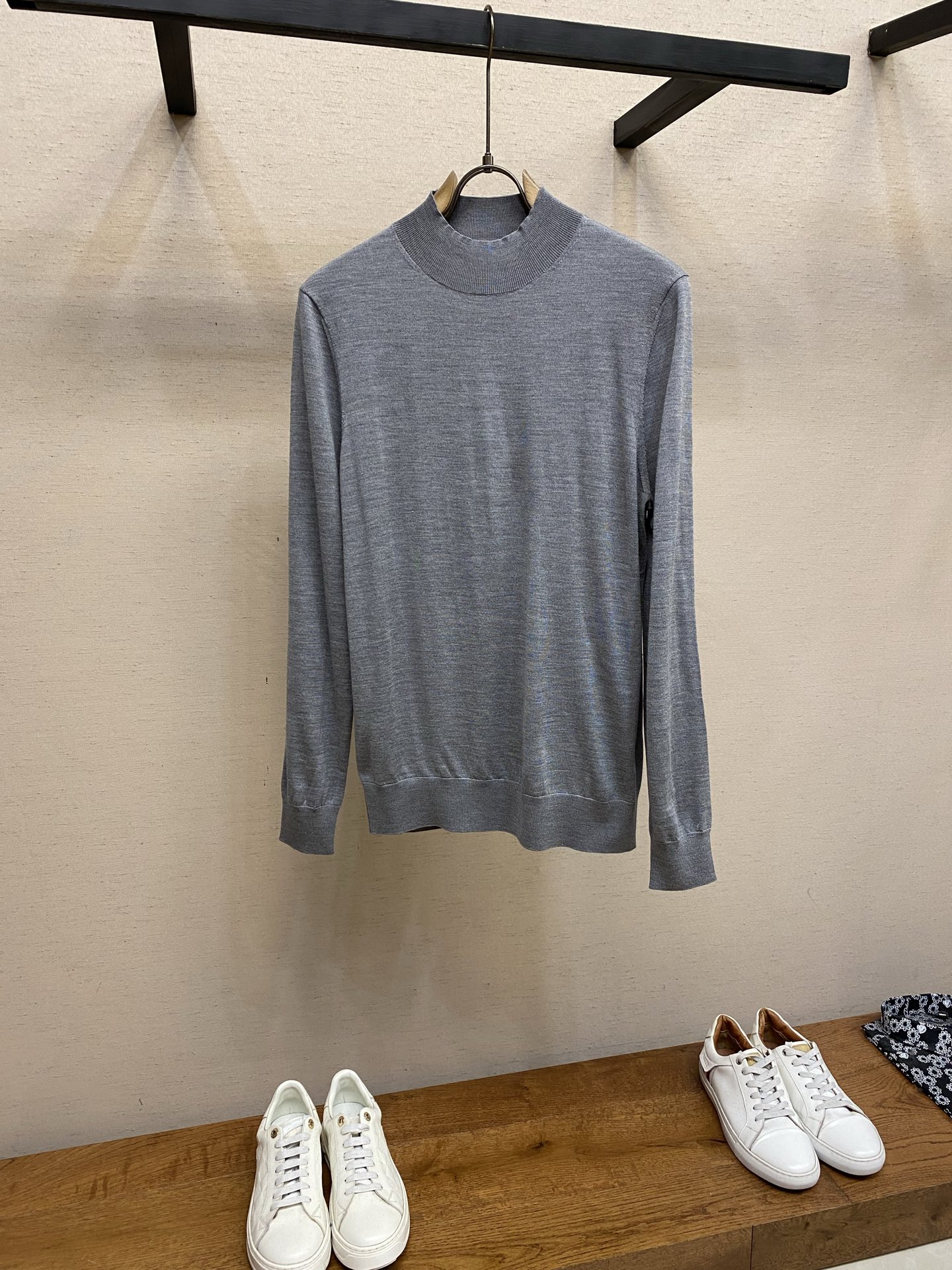 NO:691196,Bottega Veneta gold wool turtleneck long-sleeved sweater!  120 counts of superfine wool, 18-needle craftsmanship, 120 counts of superfine wool (no stretch yarn blended), 15.5 micron fineness, rare and precious, gorgeous texture, known as golden wool in the professional field, pursuing the ultimate comfort. If you wear it, you will understand, from luxury to simplicity!  About style and design BV’s style is the same style as Wang Jiaer’s!  Knitwear is a must-have for autumn and winter. It can be worn loosely on the outside or as a finishing touch on the inside. It has a half-high collar, solid color, and no logo embellishment on the whole body. It is low-key and minimalist to the extreme. It fits the neck line, has good elasticity, stable structure and is not easy to deform. The overall simplicity is very clean and comfortable, and it is also very old.  The money is low-key and restrained, the body is loose and the silhouette is just right, neither exaggerated nor rigid, just fashionable yet elegant. The body is woven using STOLL computerized flat knitting machines imported from Germany. The ceiling-level 18-needle craftsmanship and production process control are quite difficult. Domestic  At present, there are only a few factories with 18-needle computerized flat knitting machines. To make an 18-needle garment, even if it is operated by a skilled worker with more than ten years of experience in flat knitting machines, it will take 1.5-2 times as long as the ordinary 16-needle process. Of course, the skin-friendliness and muscle feel of the fabric are also better than other stitches.  , It feels delicate and feels comfortable. It meets the matching needs for autumn and winter bases. Suits, coats, leather jackets, and jackets are almost versatile and can accompany you throughout autumn and winter!  Size M-3xl M Length 67 Bust 98 Shoulder Width 41 L Length 68 Bust 102 Shoulder Width 42  coats,leather jacket,business suit,gold,19860909Bottega Veneta  黄金羊毛半高领长袖针织衫！120支 超细羊毛,18针工艺120支超细羊毛羊毛（不加弹力丝混纺）15.5微米细度 稀有珍贵 质感华丽 专业领域称 黄金羊毛 追求极致舒适感 穿过你会懂 由奢入简难！ 关于款式及设计BV 家的款式 王嘉尔同款！秋冬的刚需针织,既可松弛外穿,又可点睛内搭.半高领、纯色系,周身无一logo点缀,把低调和极简拿捏到极致.贴合脖颈线条,弹力很好、结构稳定且不易变形、整体极简,很Clean fit的舒适至上,也很old money的低调内敛,大身松量正好的微廓,不浮夸也不板正,正好时尚又不失儒雅、大身采用德国进口STOLL电脑横机织就,天花板级别的18针工艺、其工艺水准和生产流程控制难度颇高,国内目前拥有18针电脑横机的工厂寥寥无几.制作一件18针的衣服,即使让一个有十多年横机经验的熟练工操作,耗时也会是普通16针工艺的1.5-2倍,当然织物的亲肤度和筋骨感也是优于其他针法 、手感细腻 舒适感油然而生 满足秋冬打底所需的搭配 西装 大衣 皮衣 夹克 几乎百搭 陪你整个秋冬 ！ 尺码M-3xl M衣长67 胸围98 肩宽41 L衣长68 胸围102 肩宽42 XL衣长70 胸围106 肩宽44 2XL衣长72 胸围110 肩宽45 3XL: 衣长74 胸围114 肩宽47,,bottega veneta,bottega veneta,jackets & coats,leather jacket,business suit,gold,,Men's clothing