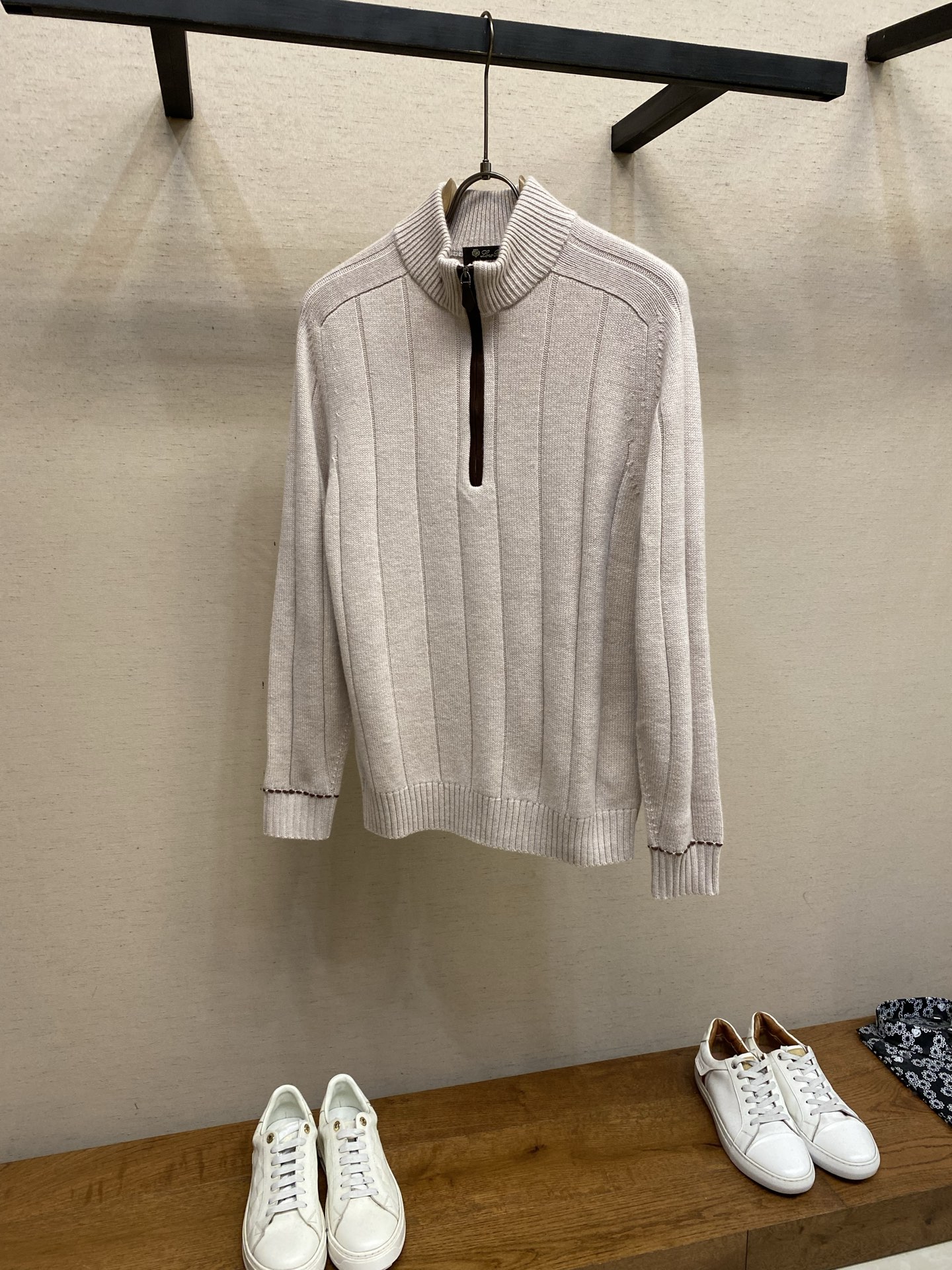 NO:691200,LP cashmere-like touch 7-needle wool stand-up collar zipper sweater with large pit structure, visual stretch texture vertical lines, saddle shoulder design, three-dimensional wide shoulder effect, more stylish zipper placket made of brown sheepskin!  Good old money!  Customized leather pull head, full of details, ingenious craftsmanship, hand-embroidered cuffs, brown double-thread hand-stitching technology, showing elegance everywhere!  Light rice apricot with brown leather, different materials and color combinations, taking into account both quality and taste!  Size M-2xl M Length 66 Bust 100 Shoulder Width 41.5 L Length 68 Bust 102 Shoulder Width 43.519860909LP 羊绒般触感 7针羊毛立领拉链毛衣 大坑条组织 、视觉拉伸纹理竖纹线条、马鞍肩设计 ,立体宽肩效果 、更有型 拉链门襟 采用棕咖色羊皮 ！妥妥的老钱 ！定制皮拉头 、细节做足 匠心工艺 袖口手工绣花 咖色双线手缝工艺 、处处彰显优雅气质 ！浅米杏搭配棕咖色皮料 、不同材质 颜色搭配 品质感与品味兼顾 ！ 尺码M-2xl M衣长66 胸围100 肩宽41.5 L衣长68 胸围102 肩宽43.5 XL衣长69 胸围106 肩宽44 2XL衣长71 胸围110 肩宽46,,loro piana,sweaters,sheepskin,,Men's clothing