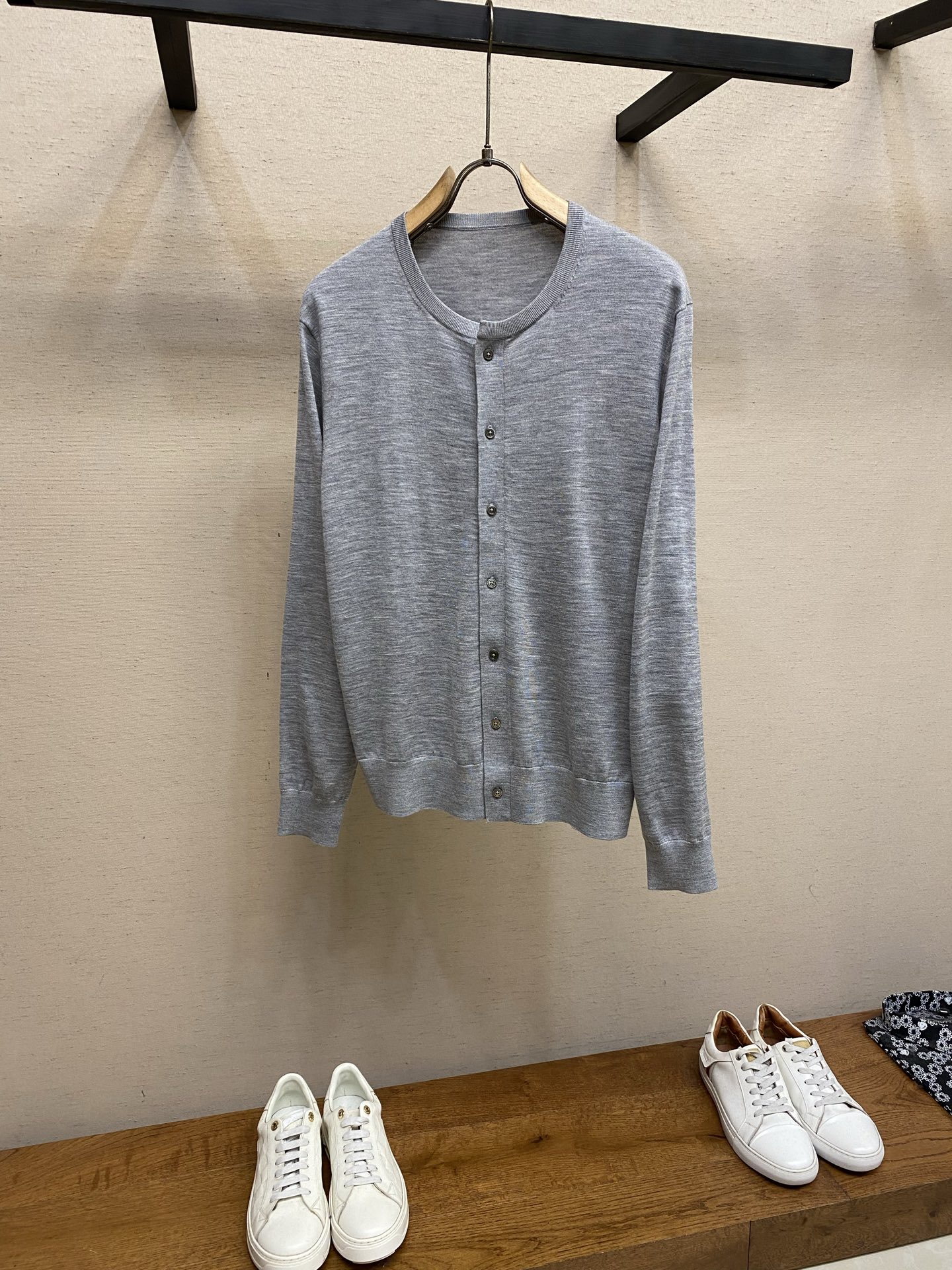 NO:691204,BC, long-sleeved cardigan with high-precision knitting details...a product priced at tens of thousands of yuan at the standard counter. The feel and upper body are incomparably comfortable. BC's 25 cardigan style. Full of lazy old money feeling and full quality. Size M-2xl M length 66 bust 100 sleeve length 71 L length 68 bust 104 sleeve length 72 XL length 70 bust 108 sleeve length 73  2XL length 72, bust 112, sleeve length 74,,chanel,19860909BC,高精针织细节长袖开衫…对标柜台万元级的产物,手感和上身都是无敌的舒服,BC家25开衫款 .慵懒老钱感十足 品质十足. 尺码M-2xl M衣长66 胸围100 袖长71 L衣长68 胸围104 袖长72 XL衣长70 胸围108 袖长73 2XL衣长72 胸围112 袖长74,,chanel,,Men's clothing