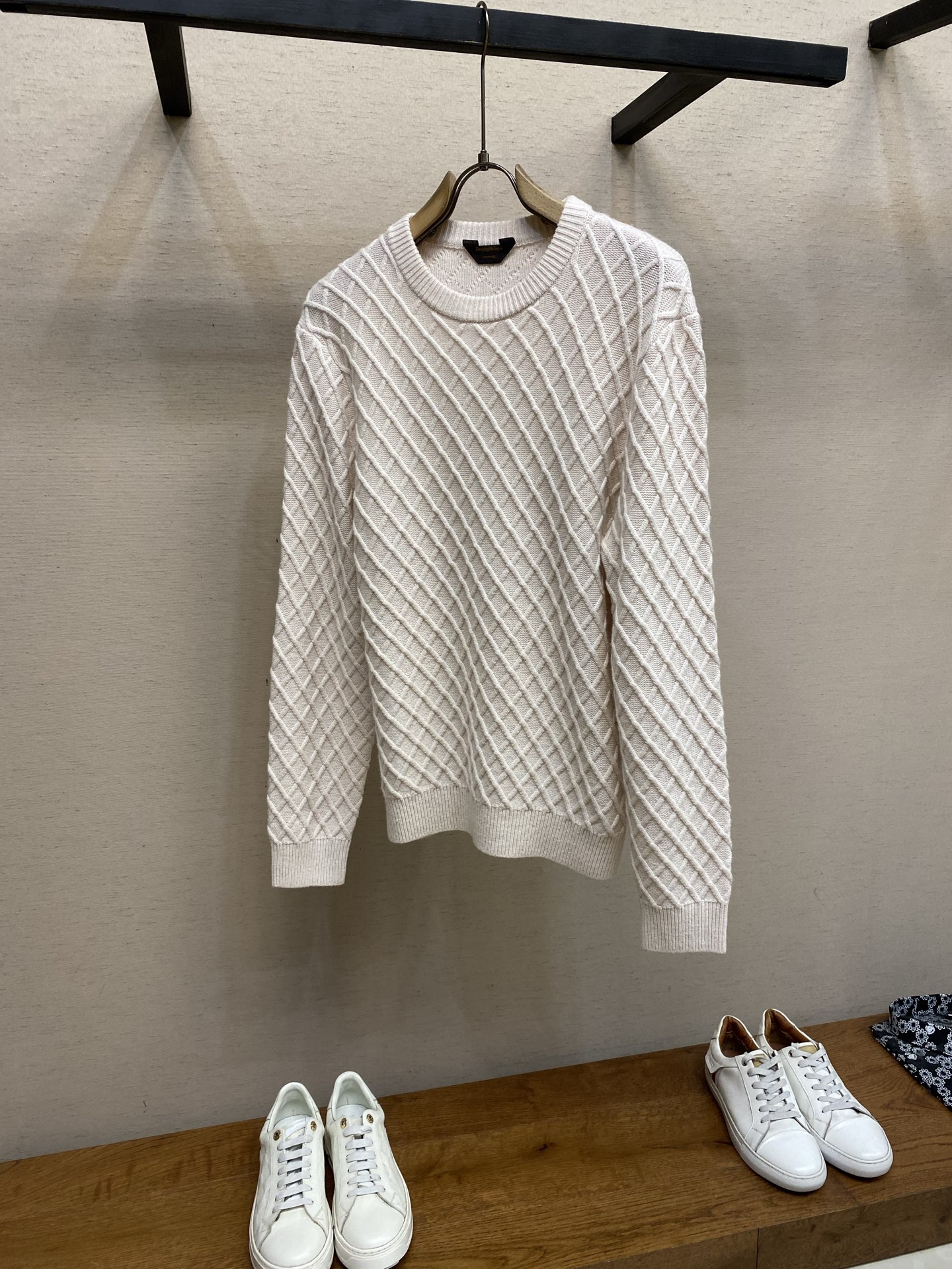 NO:691202,Zzegna fashionable micro-wide version, new autumn and winter series, three-dimensional knitting method, computerized flat knitting, 200 minutes of piece loom time, very time-consuming, texture and quality, diamond grid design, 90 wool, 10 cashmere, exclusive for first-line brand yarns, ultimate comfort experience, thickened and warm style, the average weight of a single piece of clothing is about 750 grams, very practical, compared to the retro style of twisted rope, the prismatic grid is more fashionable and can be matched with more styles!  Size M-2xl M length 67 bust 100 sleeve length 72 L length 69 bust 104 sleeve length 73 XL length 71 bust 108 sleeve length 74 2XL length 73 bust 112 sleeve length 75,,19860909Zzegna 时尚微阔版 秋冬系新款 立体搬针织法,电脑横机织 片织机时间200分钟 非常耗时 质感加品质 菱形格设计 90羊毛10羊绒 一线品牌纱线专供 极致的舒适感体验 加厚保暖款 单件衣服平均克重在750克左右 非常实在 相比扭绳的复古风格 棱形格要更加时尚 可搭配风格更多 ! 尺码M-2xl M衣长67 胸围100 袖长72 L衣长69 胸围104 袖长73 XL衣长71 胸围108 袖长74 2XL衣长73 胸围112 袖长75,,,Men's clothing