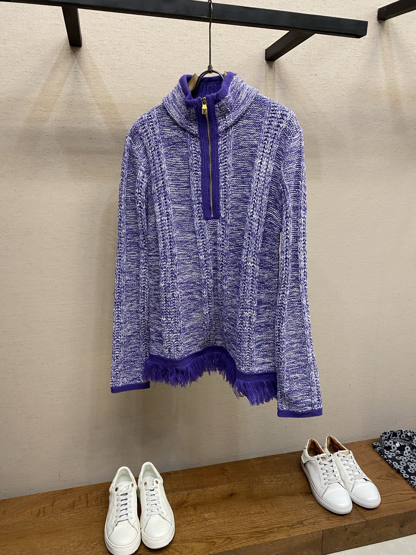 NO:692374,1V Louis Vuitton striped jacquard half-zip sweater 2026ss new spring and summer series uses purple and white contrasting striped jacquard, half-zip high collar, and tassel decoration on the hem. The material is sheep wool. There is a MARQUE LOUIS VUITTON DPOSE classic leather label on the back. The fabric is purple and white blended wool knitting. The texture presents a vertical three-dimensional stripe feeling. The hem is decorated with tassels, which is a design element of light luxury ready-to-wear.  Size S-XL,,louis vuitton,louis vuitton,198609091V 路易威登 条纹提花半拉链针织衫 2026ss春夏新款系列选用紫白撞色条纹提花、半拉链高领、下摆流苏装饰,材质为绵羊毛,后背有MARQUE LOUIS VUITTON DPOSE经典皮革标,面料为紫白混纺羊毛针织,纹理呈现竖向的立体条纹感,下摆带有流苏装饰,属于轻奢成衣的设计元素. 尺码S-XL,,louis vuitton,louis vuitton,,Men's clothing
