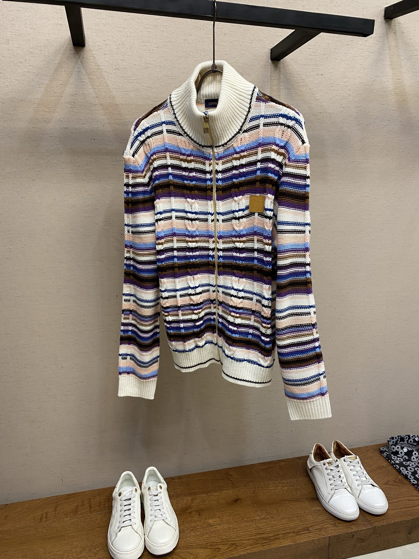 NO:692376,1V Louis Vuitton colorful striped zipper knitted cardigan 2026ss early spring series new multi-color contrasting knitted cardigan. The square leather mark on the chest is engraved with 'MARQUE LOUIS VUITTON DPOSE' (Louis Vuitton brand has been registered), which is the classic logo style of LV ready-to-wear products.  The fabric is a multi-color blended knitted fabric, including striped jacquards in purple, brown, pink, blue, white and other colors. The texture presents a visual effect of block splicing. The material is (45 sheep wool, 21 viscose fiber, 20 polyester, 14 cotton). It belongs to the design style of LV light luxury ready-to-wear. The yarn blending has higher uniformity and knitting density, and the color transition is more natural. Sizes S-XL,, louis vuitton, louis vuitton, louis vuitton,198609091V 路易威登 彩色条纹拉链针织开衫 2026ss早春系列新品多色撞色针织开衫胸口方形皮革标上刻印“MARQUE LOUIS VUITTON DPOSE”（路易威登品牌已注册）,这是LV成衣类产品的经典标识样式. 面料为多色混纺针织,包含紫、棕、粉、蓝、白等色彩的条纹提花,纹理呈现块状拼接的视觉效果,材质为（45绵羊毛、21粘胶纤维、20绵纶、14棉）属于LV轻奢成衣的设计风格,纱线混纺均匀度、针织密度更高,色彩过渡更自然. 尺码S-XL,,louis vuitton,louis vuitton,louis vuitton,,Men's clothing