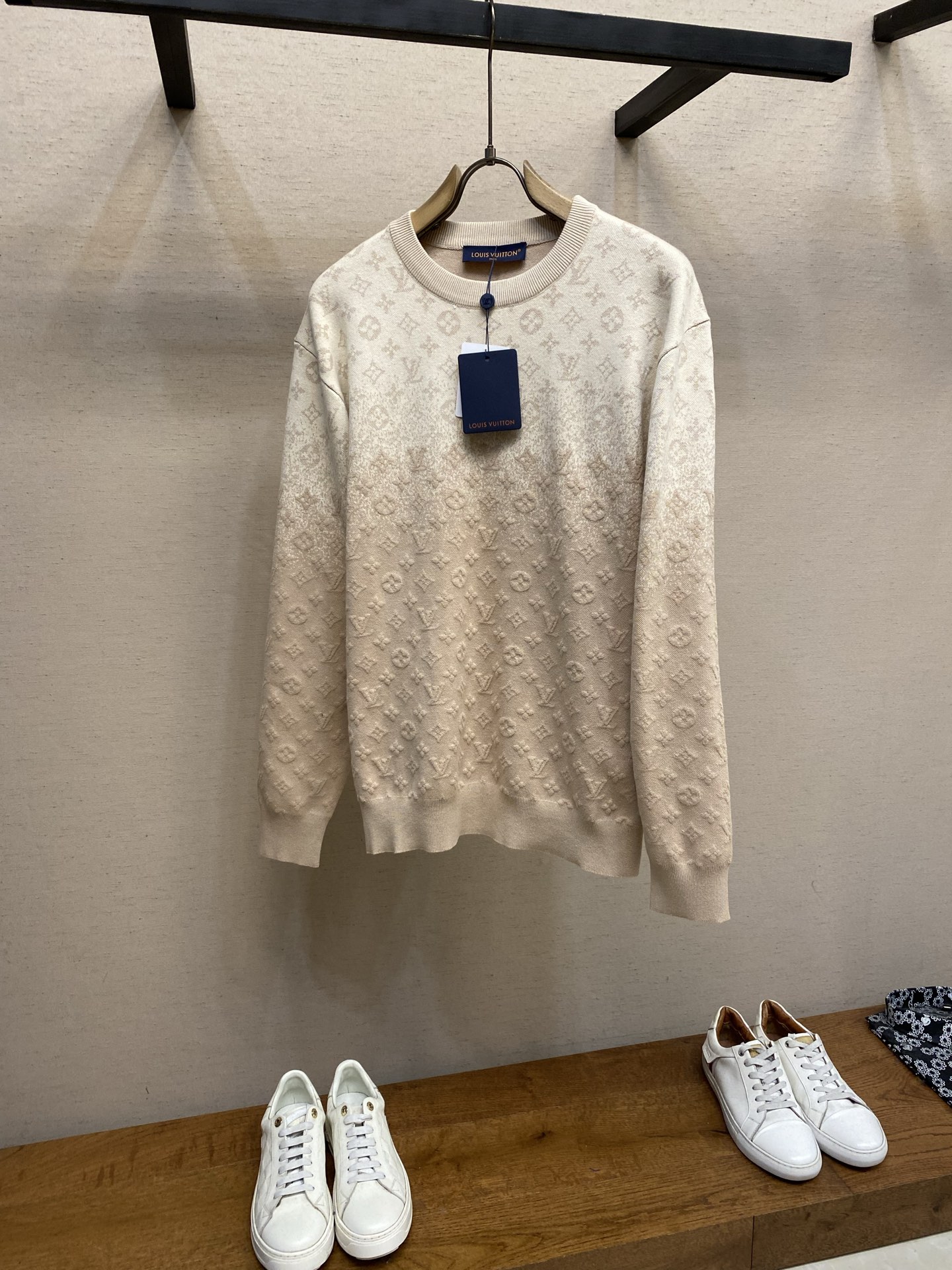 NO:692381,1V/Louis gradient presbyopic round neck cardigan  The classic presbyopia knitted design of the 2026ss early spring series adopts a beige gradient process from top to bottom. The presbyopia pattern presents a visual hierarchy from light to dark with the color gradient, breaking the traditional two-dimensional presentation of presbyopia. The full-frame jacquard presbyopia is a dark pattern design instead of printing or embroidery. It is highly integrated with the fabric texture and reflects the brand identity in a low-key manner. The basic version of the round neck + ribbed edges is suitable for a variety of wear scenarios.  Caramel color matching, the fabrics are all made of sheep wool, which is a classic basic style for autumn and winter men's clothing. The craftsmanship and texture are double-sided jacquard knitting technology. The three-dimensional effect of the presbyopic pattern is achieved through the difference in yarn density, rather than additional patching or hot stamping. The gradient color is woven from fixed-spun colored yarn instead of post-dying. The color transition is natural and not easy to fade and cross-color. Size S-XL, Louis Vuitton,198609091V/路易 渐变老花圆领羊毛衫 2026ss早春系列经典老花针织设计采用从上至下的米杏色渐变工艺,老花图案随色彩渐变呈现由浅到深的视觉层次,打破传统老花的平面呈现形式,满幅提花老花为暗纹设计,而非印花或刺绣,与面料织纹融合度高,低调中体现品牌标识性,圆领+罗纹收边的基础版型适配多种穿搭场景. 焦糖色配色,面料均采用绵羊毛,是秋冬男装推出的经典基础款,工艺与质感运用双面提花针织工艺,老花图案的立体感通过纱线密度差异实现,而非额外贴布或烫印,渐变色彩由定纺色纱编织而成,而非后期染色,色彩过渡自然且不易褪色、串色. 尺码S-XL,,louis vuitton,,Men's clothing