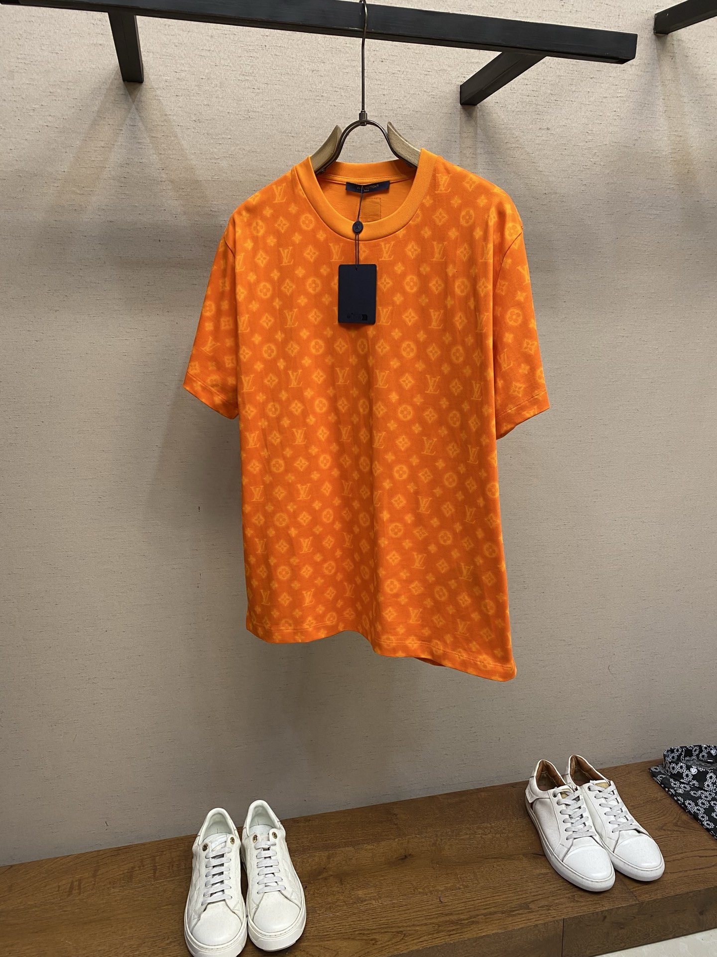 NO:692401,1V Louis' 26ss new product, this T-shirt is fully decorated with Monogram printing, with a soft halo around the logo pattern. A contemporary interpretation of the brand's pattern, injecting freshness into daily looks. The T-shirt is made of cotton knitted fabric, with a Marque 1.Vuitton Déposée woven label on the back. Hermès orange all-over printed T-shirt adopts orange as the main color for the first time in the new season. For washing methods, please dry clean or wrap it in a laundry bag and machine wash it separately in cold water and dry naturally.  Size S-XL,,hermes,louis vuitton,tees,t-shirt,198609091V路易家26ss新品这款 T 恤满饰 Monogram 印花,标识图案周围泛起柔和光晕.对品牌图案的当代化演绎,为日常造型注入新鲜感.T 恤采用棉质针织面料制成,背面饰有 Marque 1.Vuitton Déposée 梭织标签.爱马仕橙色满印T恤新一季首次采用橙色作为主色调 洗涤方式请干洗或包裹洗衣袋单独冷水快速机洗自然晾干 尺码S-XL,,hermes,louis vuitton,tees，t-shirt,,Men's clothing