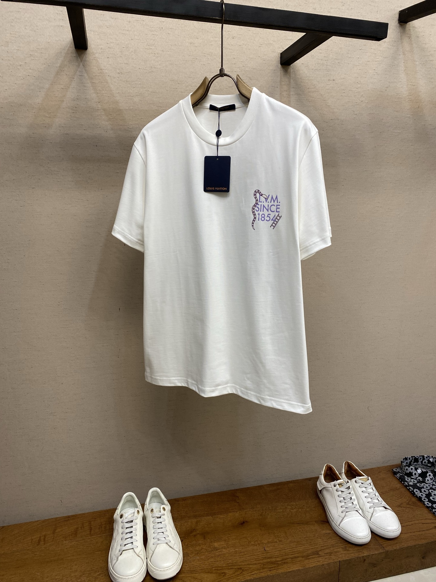 NO:692403,1V Louis Vuitton 2026FW Early Spring New Year limited edition front and rear panel printed half-sleeved T-shirt. Cotton. Washing method: Dry clean or wrap in laundry bag. Machine wash in cold water and fast. Iron on reverse side at medium temperature. Sizes S-XL, Louis Vuitton, tees, t-shirt,198609091V路易家2026FW 早春新年限定版前后幅印花半袖T恤 棉质 洗涤方式干洗或包裹洗衣袋单独冷水快速机洗反面中温熨烫 尺码S-XL,,louis vuitton,tees，t-shirt,,Men's clothing