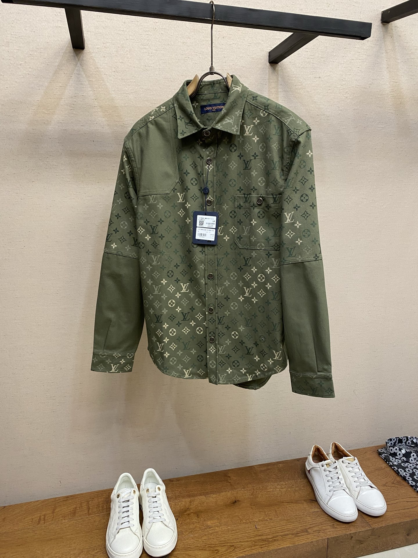 NO:692394,1V Louis JJ Lin's same MONOGRAM moss green work jacket-style shirt. This work jacket-style shirt is made of cotton canvas with Monogram Surplus print. The plain inlays on the sleeves and right shoulder collide with each other to create a unique splicing effect. The Marque 1.Vuitton Déposée leather patch on the back highlights the brand's identity. It can be layered with other items in the same series.  Cotton. Patchwork construction. Plain canvas inlays on shoulders and sleeves. All-over logo print. Washing method is dry clean only. Sizes S-XL, Louis Vuitton, jackets & coats, shirts,198609091V路易家林俊杰同款MONOGRAM 藓苔绿工装夹克式衬衫本款工装夹克式衬衫选用棉质帆布Monogram Surplus 印花铺陈其上.衣袖与右肩的素色嵌饰碰撞出别致的拼接效果.背部的 Marque 1.Vuitton Déposée 皮革贴饰彰显品牌身份.可与同系列其他单品叠搭. 棉.拼接结构,肩部与衣袖饰有素色帆布嵌饰.全幅标识印花  洗涤方式仅限干洗 尺码S-XL,,louis vuitton,jackets & coats,shirts,,Men's clothing