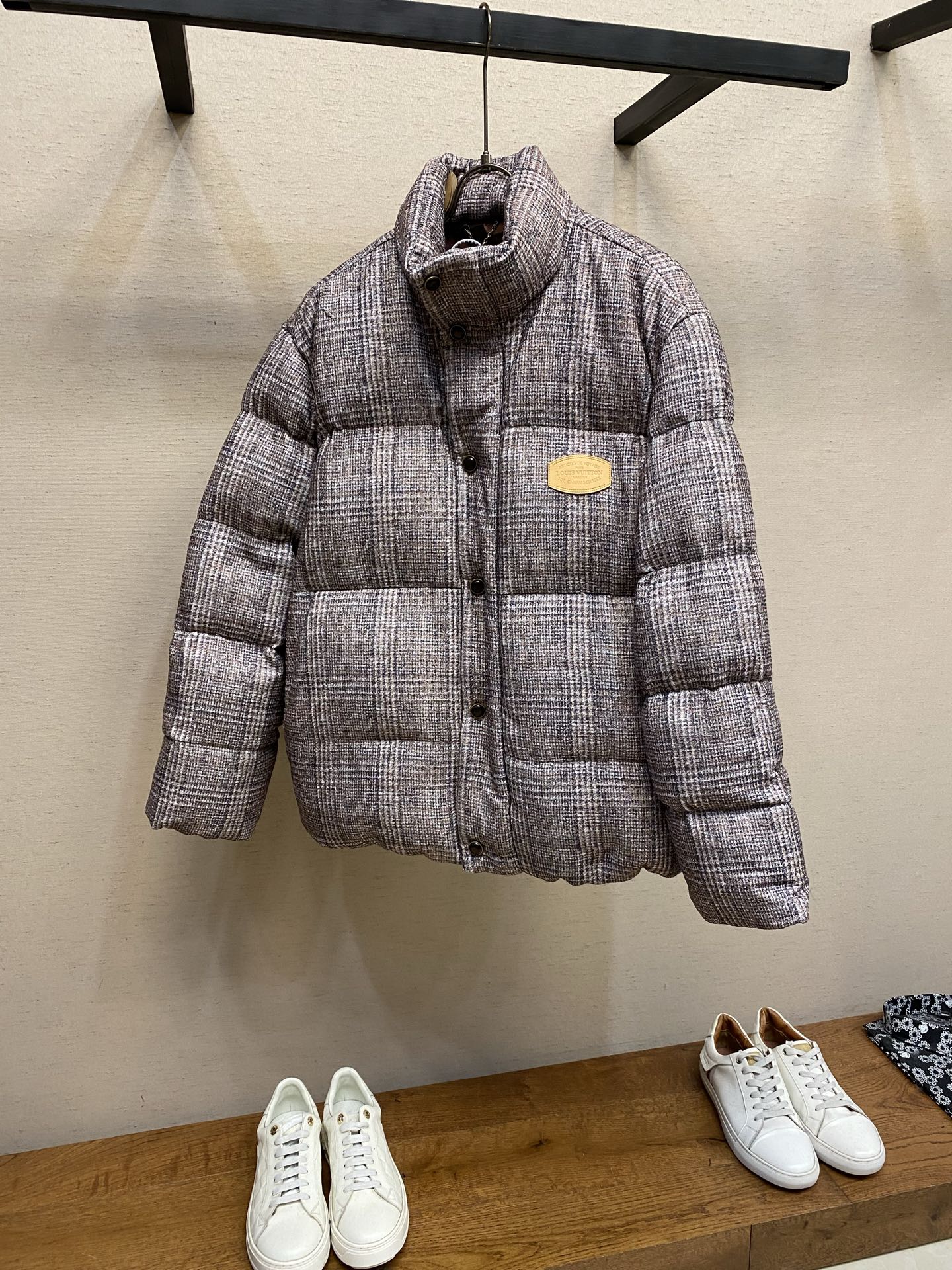 NO:692351,1V stand-up collar plaid tweed tunic jacket. Authentic 33000 purchased and developed. Sheep wool blended woolen fabric. Nylon jacquard lining. Filled down cotton. Positioning cutting bed. Template embroidery. Customized 11 pearlescent buttons. Customized 11 zippers. Customized 11 chain. Customized 11 leather label. Customized 11 trademark. Loose fit. Size S-XL,,jackets & coats,down jacket,198609091V 立领格纹粗花呢束腰外套 正品33000购入开发 绵羊毛混纺粗纺面料 锦纶提花里布 填充羽绒棉 定位裁床 模板刺绣 定制11珠光扣 定制11拉链 定制11链条 定制11皮标 定制11商标 宽松版型 尺码S-XL,,jackets & coats,down jacket,,Men's clothing