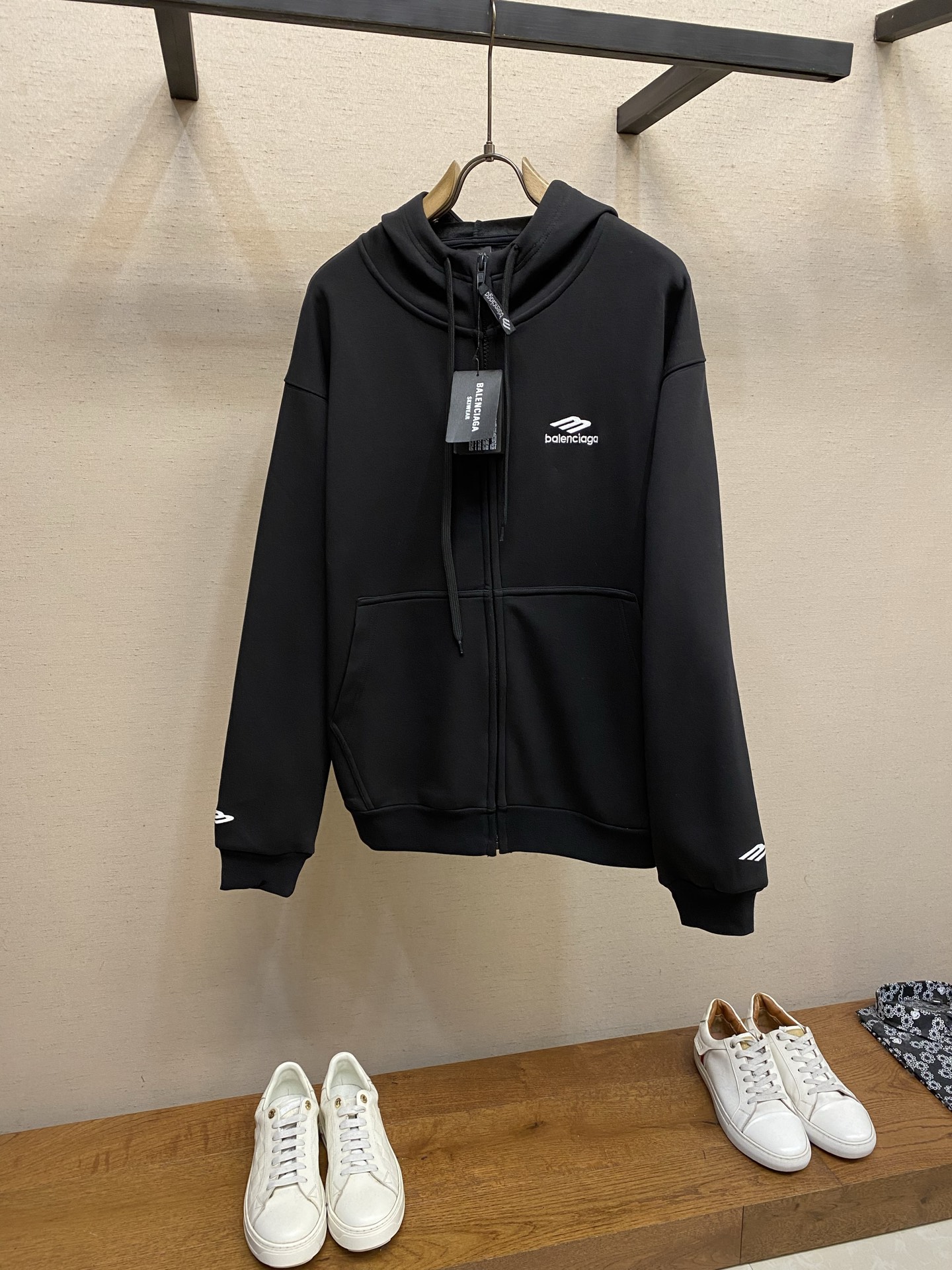 NO:692363,Balenciaga ski series velvet hooded sweatshirt. Authentic 14400 purchase and development. 230g plain Paris cotton 520g velvet 330g trendy brand rib. Fabric fermentation. Imported embroidery. PU composite. Customized 11 hat ropes. Customized 11 zippers. Customized 11 trademarks. Loose fit. Sizes S, M, L,, balenciaga, hoodie, sweatshirts, hats,19860909Balenciaga 滑雪系列天鹅绒连帽卫衣 正品14400购入开发 230克平纹巴黎棉 520克天鹅绒 330克潮牌罗纹 布匹酵洗 进口刺绣 PU复合 定制11帽绳 定制11拉链 定制11商标 宽松版型 尺码S,M,L,,balenciaga,hoodie,sweatshirts,hats,,Men's clothing