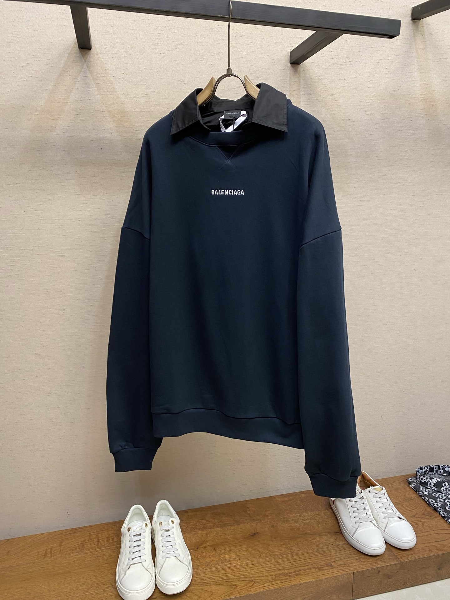 NO:692358,Balenciaga shirt collar embroidered off-shoulder long-sleeved sweatshirt. Authentic 10400 purchase and development. Custom dyed 420g Paris cotton sweatshirt material. 140g cotton shirt collar 450g trendy brand rib. Fabric fermentation. Imported embroidery. Customized 11 buttons. Customized 11 trademarks. Loose fit. Sizes S, M, L,, balenciaga, hoodie, sweatshirts, shirts,19860909Balenciaga 衬衫领刺绣落肩长袖卫衣 正品10400购入开发 定染420克巴黎棉卫衣料 140克棉衬衫领 450克潮牌罗纹 面料酵洗 进口刺绣 定制11纽扣 定制11商标 宽松版型 尺码S,M,L,,balenciaga,hoodie,sweatshirts,shirts,,Men's clothing