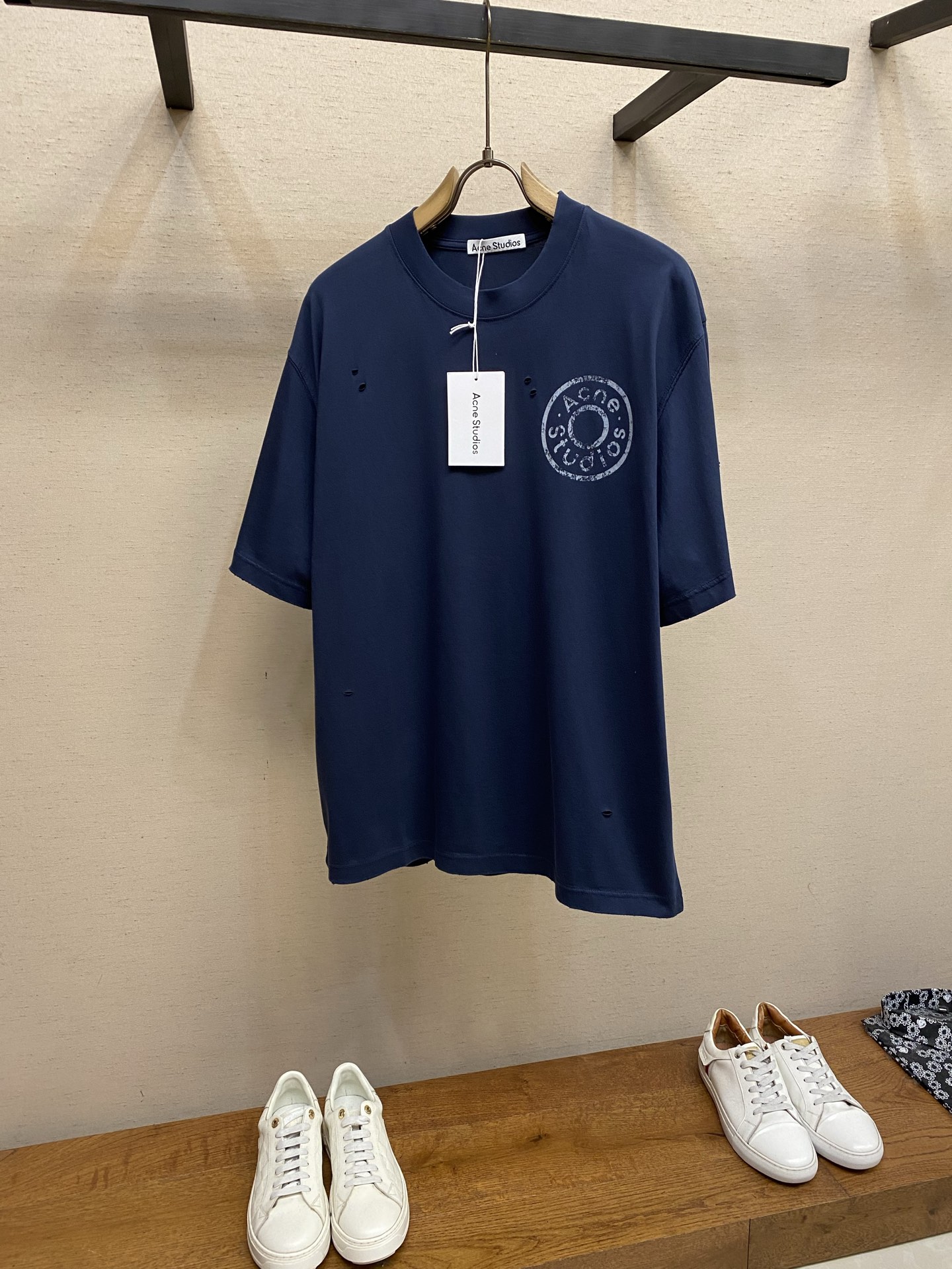 NO:692464,Acne Studios Early Spring Ac*e Studios distressed logo half-sleeved T-shirt. Dark blue main tone + round logo on the chest, washed and distressed hole design!  The cotton fabric is soft and comfortable, and the loose fit can be easily controlled by both men and women. It is both practical and fashionable. It can be easily held in daily casual and street style. It is a must-have item for fashion!  Ac*e Studios 1996 logo pattern, neutral style, casual fit, casual and versatile, very comfortable on the upper body, especially suitable for people like me who like to wear comfortably. In terms of art, I am absolutely at the top. Simple art has always been at the top of European trends. Washing method: Dry clean or wrap it inside a laundry bag and machine wash in cold water separately!  Size S-XL,acne studios,dior,tees,t-shirt,19860909Acne Studios 早春 Ac*e Studios 残旧徽标半袖T恤.深蓝色主调+胸前圆形徽标,洗水做旧破洞设计！棉质面料柔软舒适,宽松版型,男女都能轻松驾驭,兼具实用与时尚,日常休闲、街头风都能轻松hold住,潮流必备单品！ Ac*e Studios 1996 徽标图案中性风格,休闲版型 休闲百搭的一款 上身很舒适 特别适合我这种喜欢舒适穿着 论艺术绝对玩到顶尖 简约艺术始终走在欧洲潮流顶端 洗涤方式干洗或反面包裹洗衣袋单独冷水快速机洗！ 尺码S-XL,,acne studios,dior,tees，t-shirt,,Men's clothing