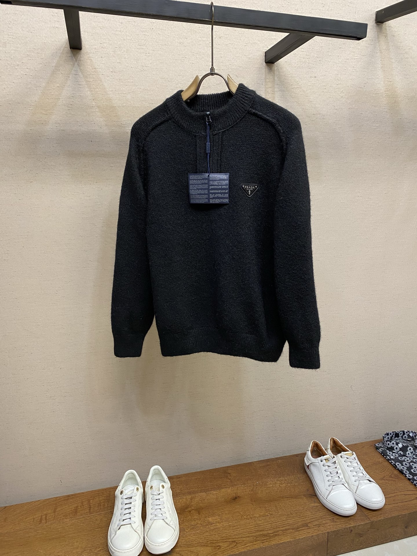 NO:692461,Prada Triangle Logo Black Samurai Plush Sweater This Black Samurai plush sweater perfectly combines Italian minimalist aesthetics with luxury brand texture. The plush knitted fabric brings a soft and waxy touch like a cloud, and is moist and skin-friendly when worn next to the body. The pure black background outlines a low-key sense of luxury; the half-open zipper design on the collar allows the neckline shape to be adjusted at will, adding a sense of layering to the outfit; the classic triangle metal label on the left chest is engraved with 'PRA**  MILANO' logo lights up the whole with iconic elements and becomes a silent footnote of luxurious taste. The loose fit is very tolerant to the body shape. Wearing it alone is a lazy and casual daily style. Layering it with a coat or jacket can create a high-end layering look. It is a luxury product that combines texture and practicality in the winter wardrobe. Sizes XS-L, prada, jackets & coats, sweaters,19860909Prada 三角标黑武士长绒毛衣 这款黑武士长绒毛衣,将意式极简美学与奢牌质感融合得淋漓尽致. 长绒针织面料带来云朵般的软糯触感,贴身穿也温润亲肤,纯黑底色勾勒出低调的高级感；领口半开拉链设计,可随性调节领口形态,增添穿搭层次感；左胸处的经典三角金属标,刻有“PRA** MILANO”标识,以标志性元素点亮整体,成为奢雅品味的无声注脚. 宽松的版型对身形包容度极高,单穿是慵懒随性的日常格调,叠穿大衣或夹克又能打造高阶叠穿造型,是冬日衣橱里兼具质感与实穿性的奢品尖货. 尺码XS-L,,prada,jackets & coats,sweaters,,Men's clothing