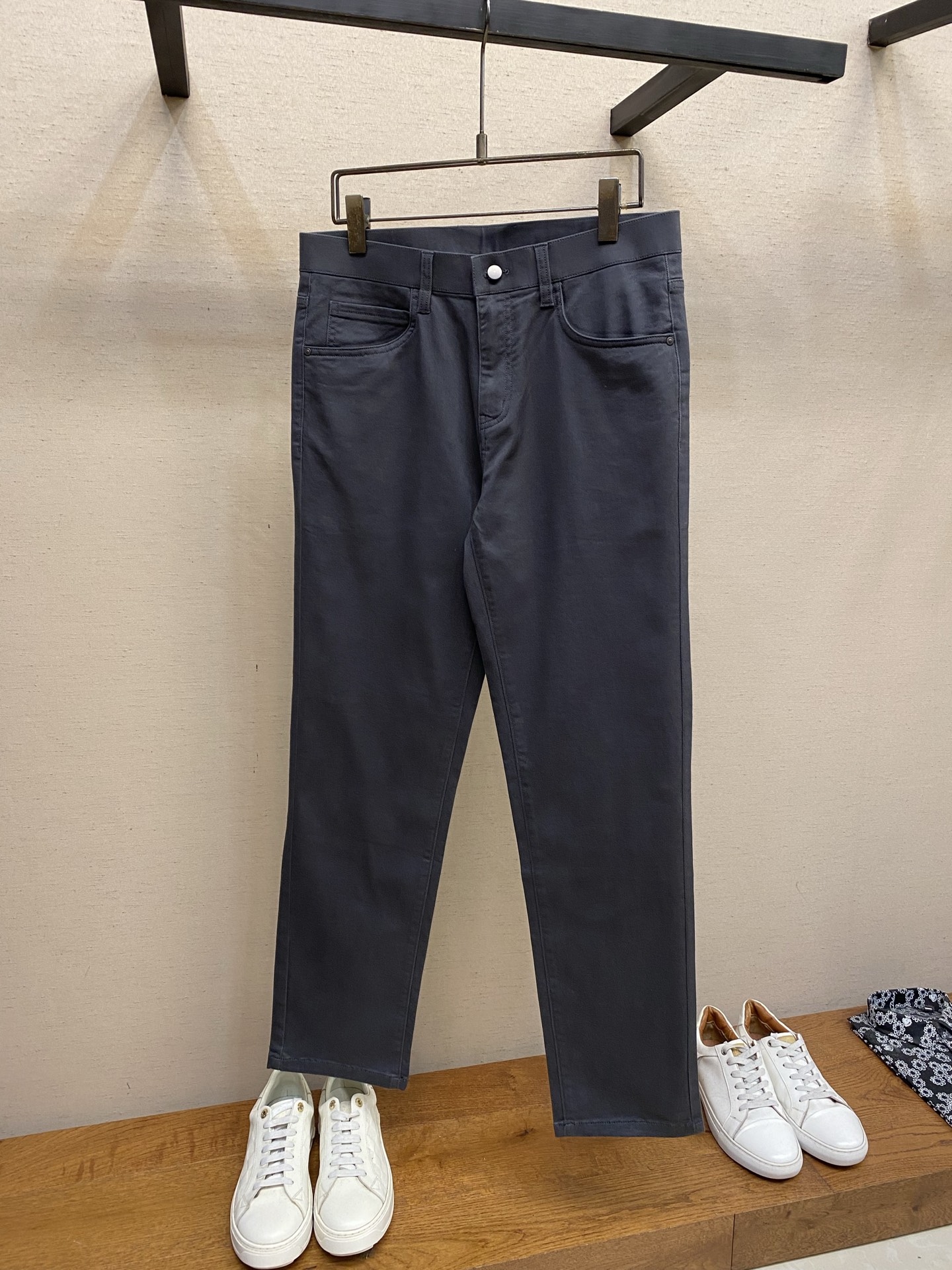 NO:692456,EMPORIO ARMANI Armani graphite gray brushed straight pants | A must-have for winter texture wear. The customized graphite gray tone has a high-end matte texture. It is low-key yet recognizable, and it is easy to achieve a simple and luxurious Italian style.  The fabric adopts self-heating brushing process, and its skin-friendly soft and waxy touch is both warm and comfortable, saying goodbye to the heavy constraints of winter wear; the classic straight version has been optimized by three-dimensional tailoring, and it can modify the body shape without picking up the legs. Whether it is paired with a casual sweater to create a casual street style, or worn with a shirt and suit to create a sophisticated look for commuting, it can be perfectly adapted to achieve 'salt or sweet' dressing freedom.  The low-key eagle logo embossing on the back waist, exquisite hardware snaps and wiring details fully reflect Armani's craftsmanship, allowing basic styles to be worn with high-end texture. Sizes 31-36,,armani,armani,hoodie,sweatshirts,shirts,business suit,19860909EMPORIO ARMANI阿玛尼石墨灰磨毛直筒裤｜冬日质感穿搭刚需 定制的石墨灰色调自带高级哑光质感,低调又不失辨识度,轻松拿捏简约奢华的意式风格. 面料采用自发热磨毛工艺,亲肤软糯的触感兼顾保暖与舒适,告别冬日穿搭的厚重束缚；经典直筒版型经过立体剪裁优化,不挑腿型还能修饰身形,无论是搭配休闲卫衣打造随性街头风,还是配衬衫西装穿出通勤精致感,都能完美适配,实现“可盐可甜”的穿搭自由. 后腰低调的鹰标压印、精致的五金按扣与走线细节,更是将阿玛尼的匠心工艺体现得淋漓尽致,让基础款也能穿出高阶质感. 尺码31-36,,armani,armani,hoodie,sweatshirts,shirts,business suit,,Men's clothing