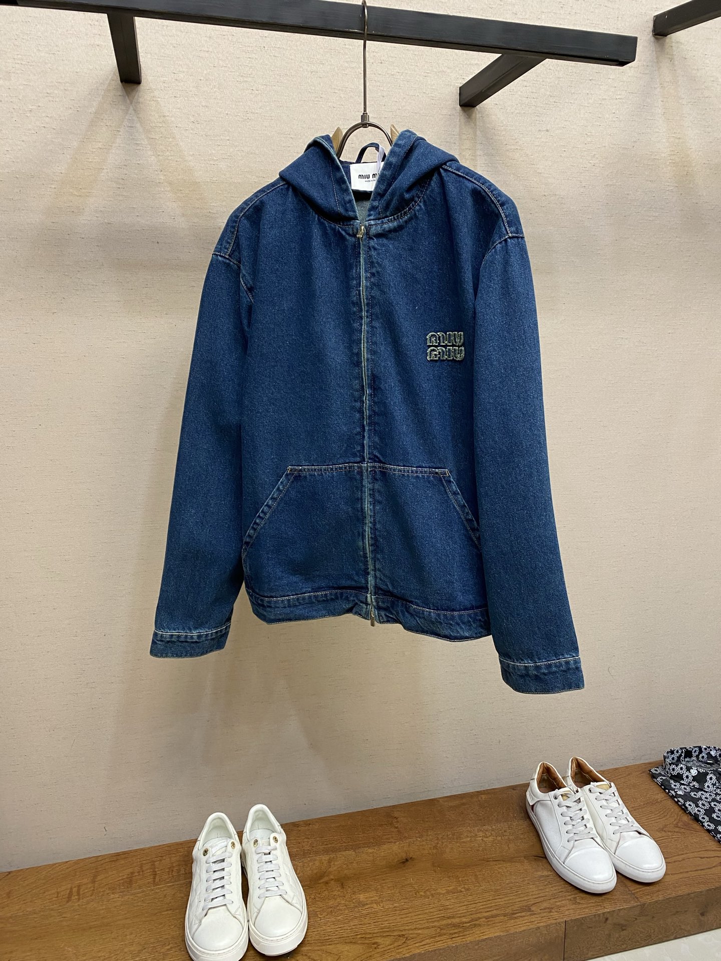 NO:692478,Miu Miu hooded embroidered solid color long-sleeved zipper denim jacket, purchased and developed for 30500, custom dyed 12*12 silo denim fabric, garment washed, imported embroidery, customized 11 zippers, customized 11 buttons, customized 11 trademarks, loose fit, sizes 36, 38, 40, 42,,miumiu,jackets & coats,hats,19860909Miu Miu 连帽刺绣纯色长袖拉链牛仔外套正品30500购入开发 定染12*12赛洛纺牛仔面料 成衣洗褪 进口刺绣 定制11拉链 定制11纽扣 定制11商标 宽松版型 尺码36,38,40,42,,miumiu,jackets & coats,hats,,Men's clothing