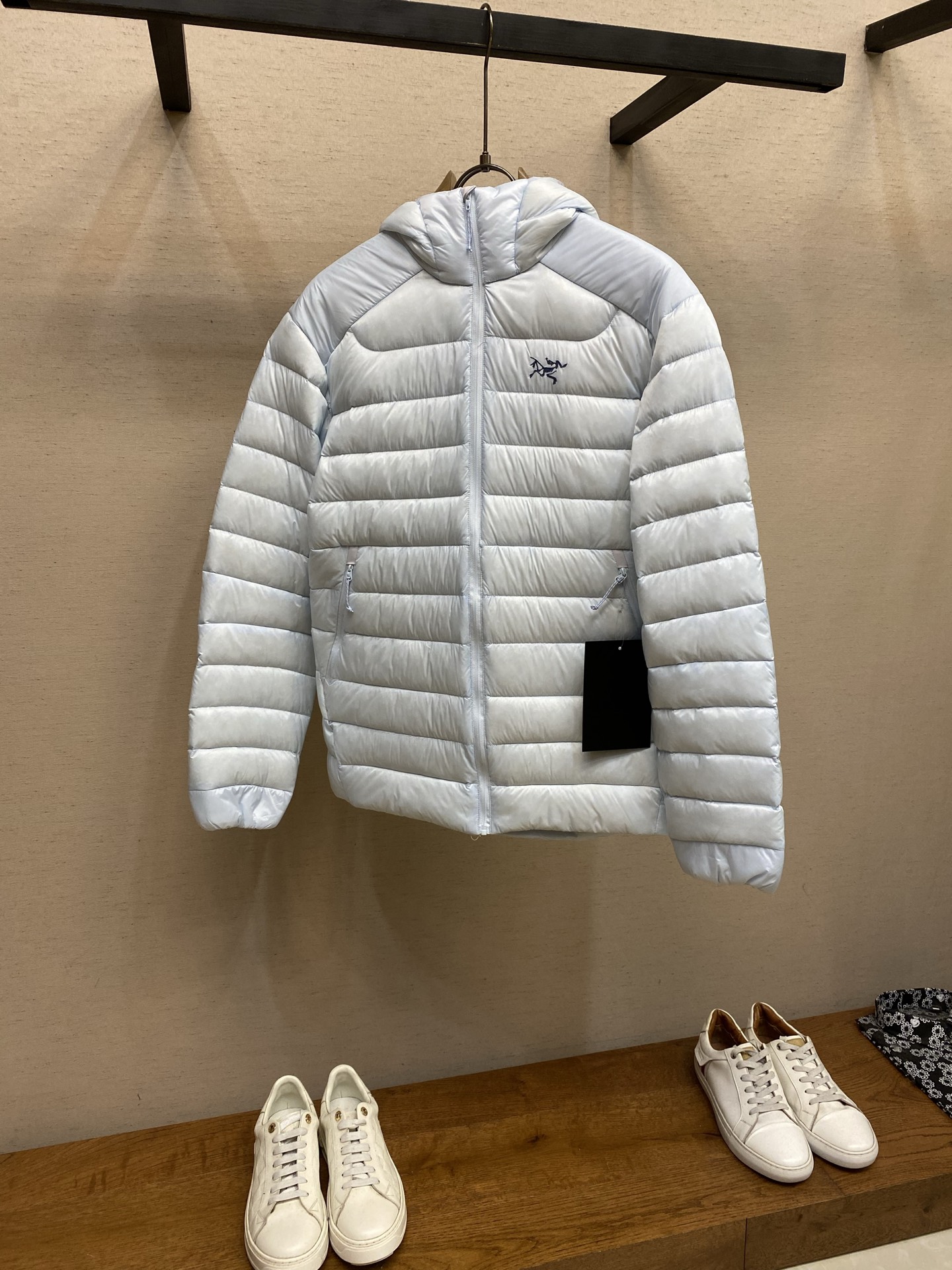 NO:692447,Arcteryx Cerium 850 fluffy goose down solid color lightweight windproof and warm hooded rib down jacket. Hooded design, helmet-compatible hood, easy to adjust, providing excellent head protection and warmth. Three-dimensional tailoring Bird's iconic three-dimensional tailoring provides good comfort and freedom during activity and stationary, without looking bloated.  Details include internal storage pockets (which can be compressed into a small bag), inner zipper windshields, elastic cuffs, hem drawstrings, etc., all for warmth and functionality. 4. Extremely lightweight and portable This is one of the biggest advantages of the Cerium series. It is very light and can be easily compressed into its own pocket and turned into a small package, which can be easily stuffed into a backpack and taken out at any time when you need to keep warm. Size S-2xl, arc'teryx, backpacks, down  jacket,hats,19860909Arcteryx始祖鸟 Cerium 850蓬鹅绒纯色轻便防风保暖连帽排骨羽绒服 连帽设计头盔兼容式风帽,调节方便,提供出色的头部保护和保暖. 立体剪裁鸟标志性的立体剪裁,在活动和静止时都能提供良好的舒适度和自由度,不会显得臃肿. 细节到位包括内部收纳袋（可自行压缩成一个小包）、拉链内侧挡风条、弹性袖口、下摆抽绳等,一切都为保暖和功能性服务. 4. 极致的轻量与便携 这是 Cerium 系列最大的优点之一. 它非常轻,可以轻松压缩进自身的口袋中,变成一个小包裹,方便塞进背包里,在需要保暖时随时取出. 尺码S-2xl,arc'teryx,backpacks,down jacket,hats,,Men's clothing