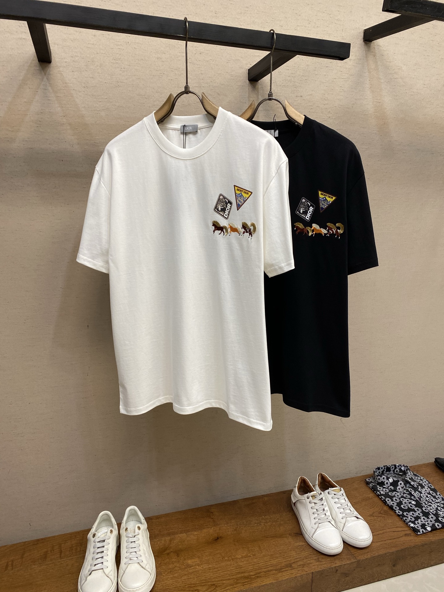 🌟🌟Dior 2026新品短袖T恤 100％全棉300g面料，柔软亲肤，挺阔有垂坠感。四线密边做工精细，