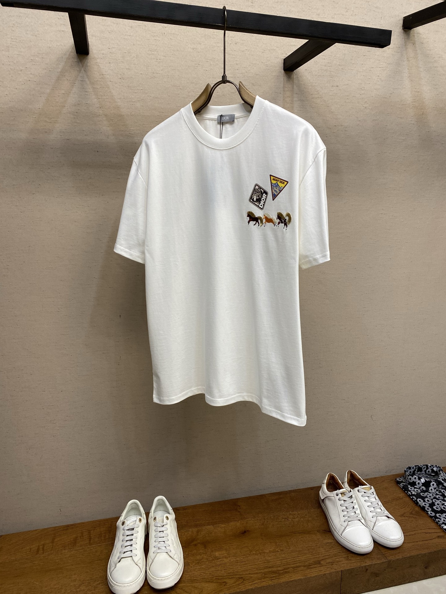 🌟🌟Dior 2026新品短袖T恤 100％全棉300g面料，柔软亲肤，挺阔有垂坠感。四线密边做工精细，