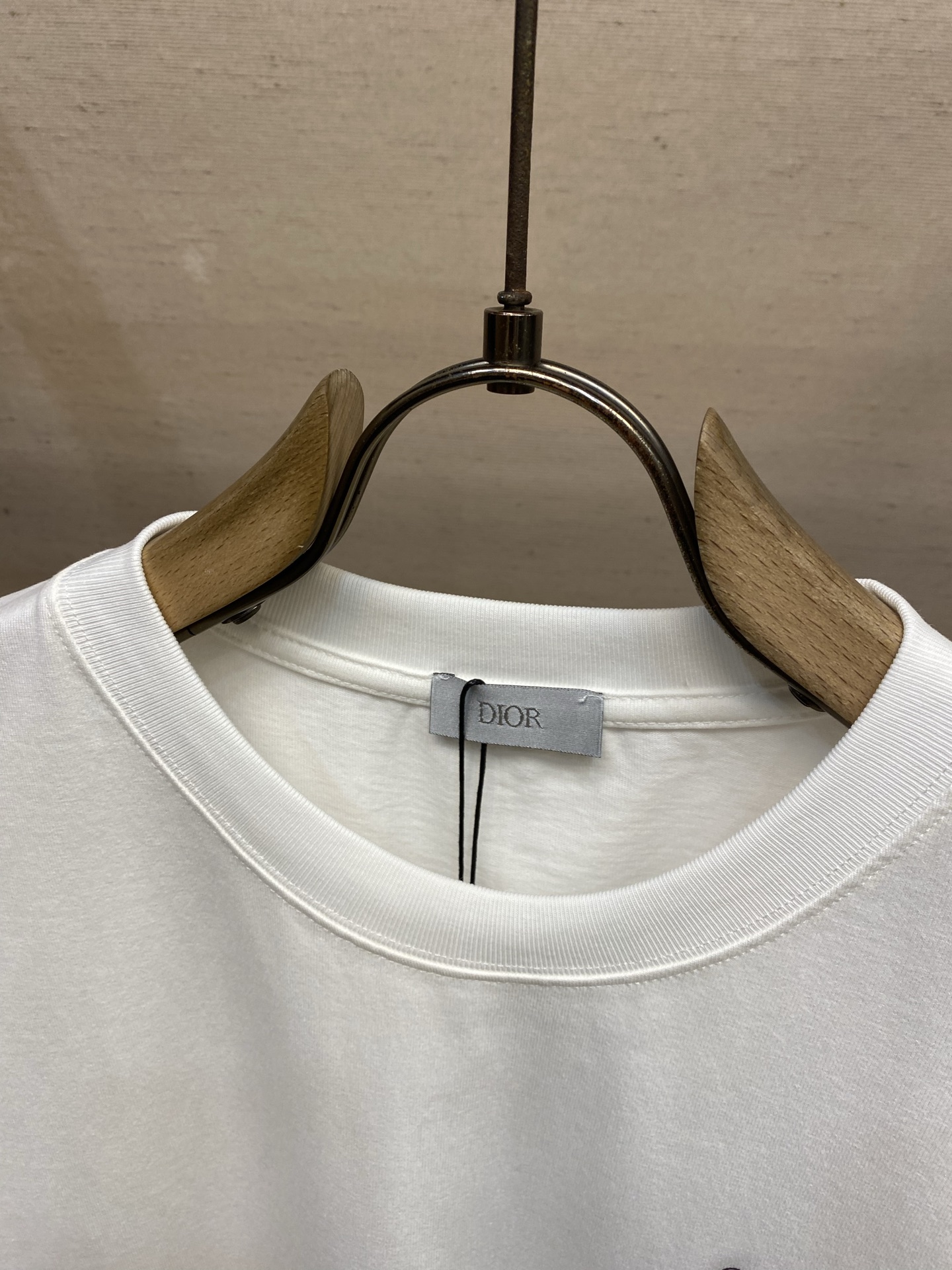 🌟🌟Dior 2026新品短袖T恤 100％全棉300g面料，柔软亲肤，挺阔有垂坠感。四线密边做工精细，