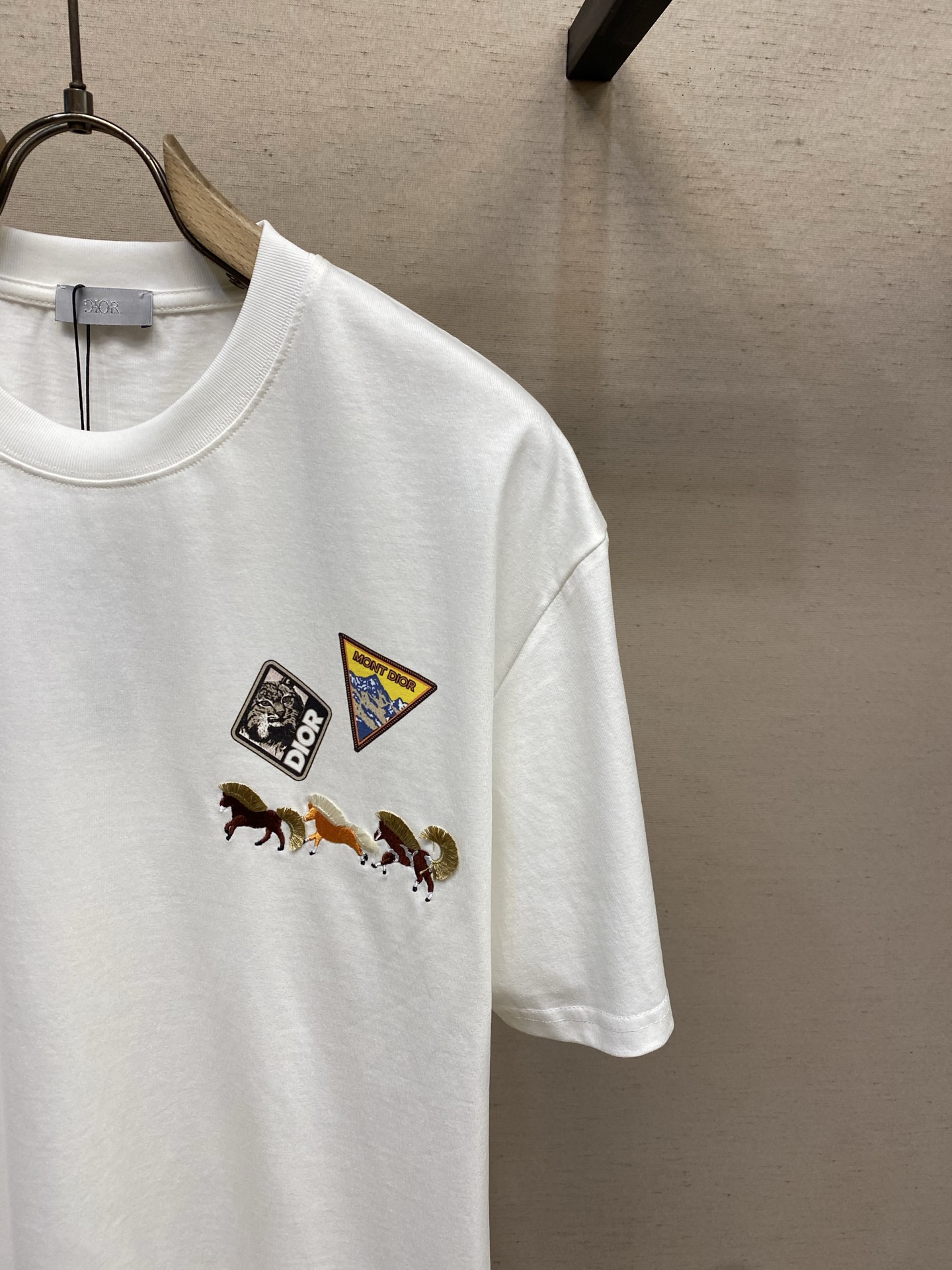 🌟🌟Dior 2026新品短袖T恤 100％全棉300g面料，柔软亲肤，挺阔有垂坠感。四线密边做工精细，