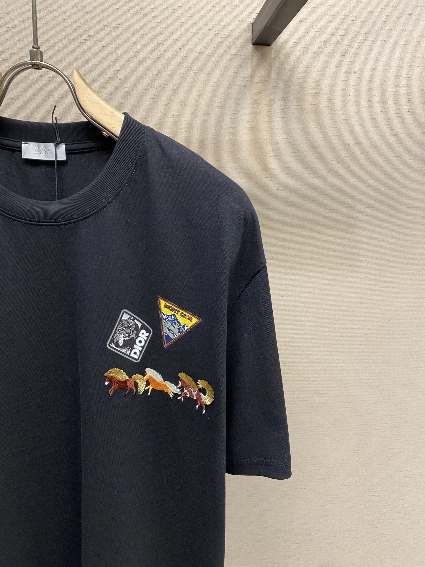 🌟🌟Dior 2026新品短袖T恤 100％全棉300g面料，柔软亲肤，挺阔有垂坠感。四线密边做工精细，