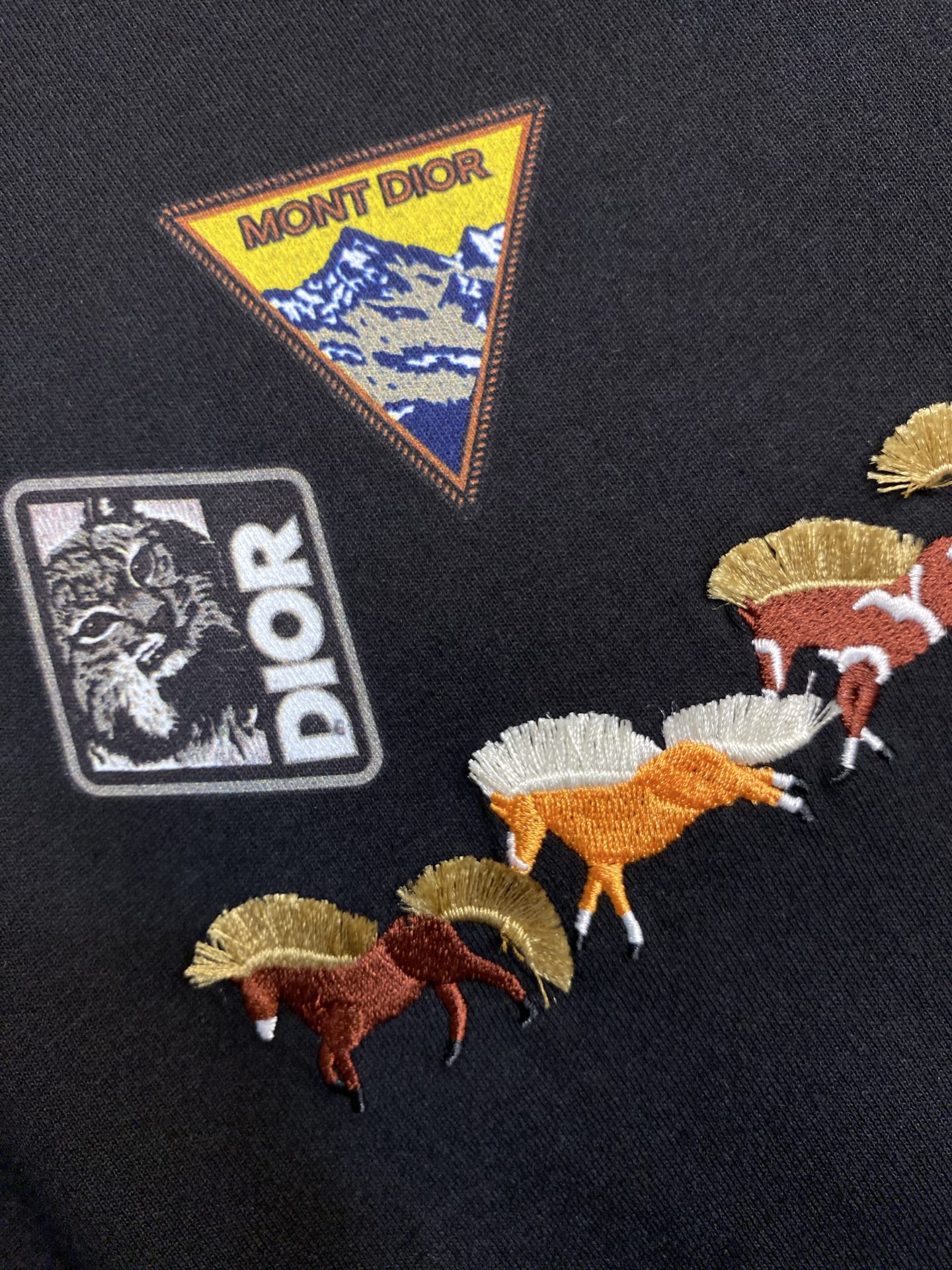 🌟🌟Dior 2026新品短袖T恤 100％全棉300g面料，柔软亲肤，挺阔有垂坠感。四线密边做工精细，