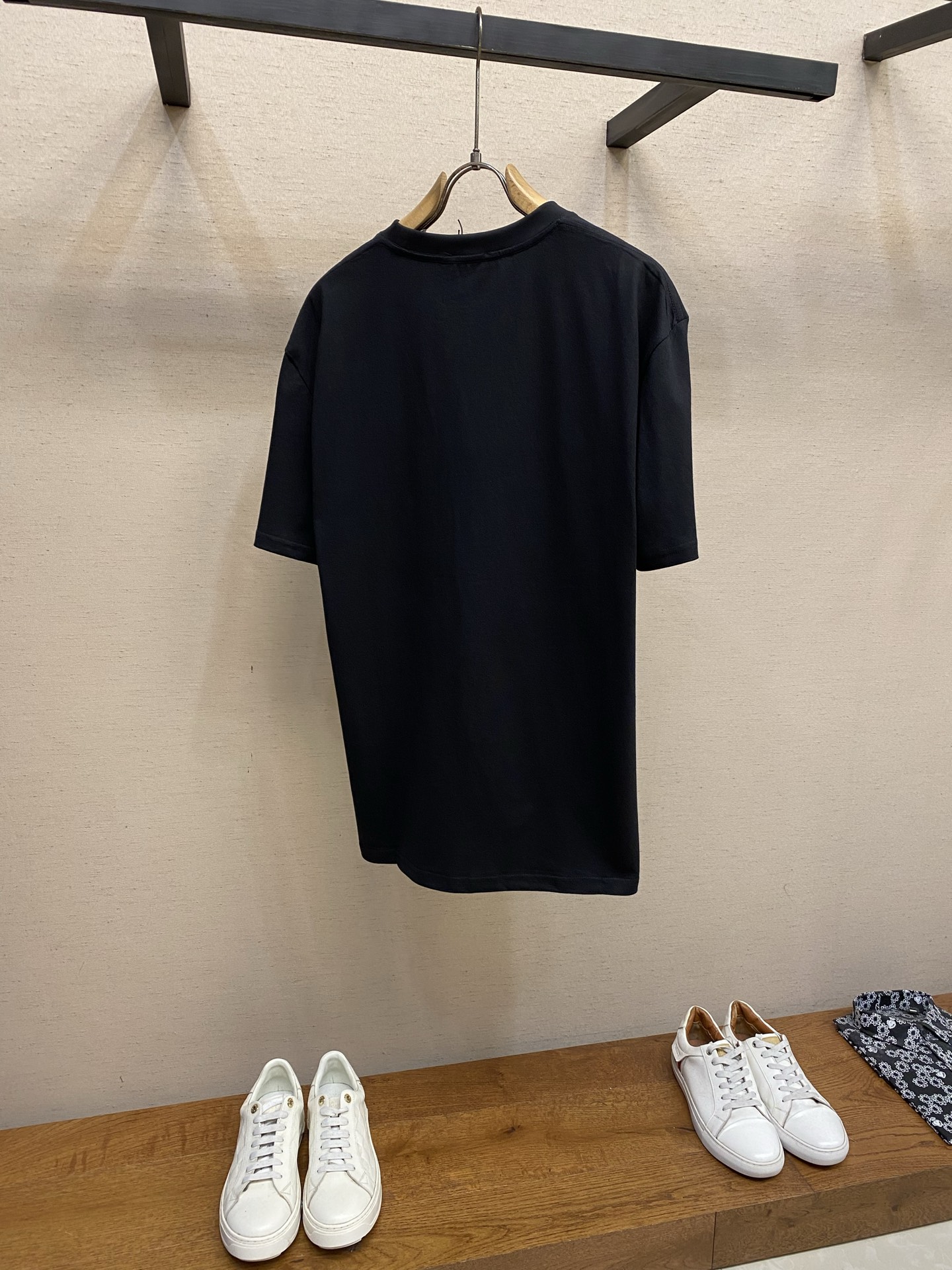 🌟🌟Dior 2026新品短袖T恤 100％全棉300g面料，柔软亲肤，挺阔有垂坠感。四线密边做工精细，