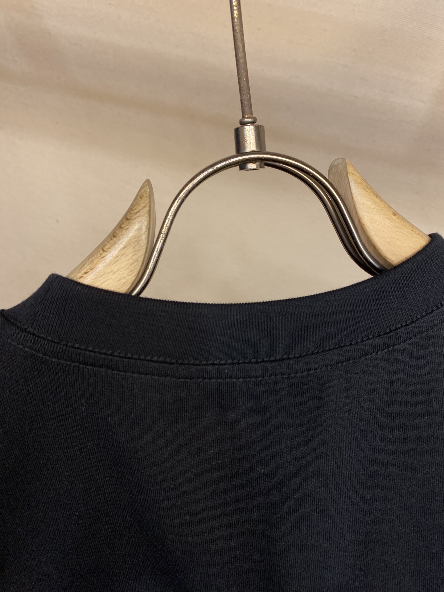 🌟🌟Gucci 2026新品短袖T恤 100％全棉300g面料，柔软亲肤，挺阔有垂坠感。四线密边做工精细