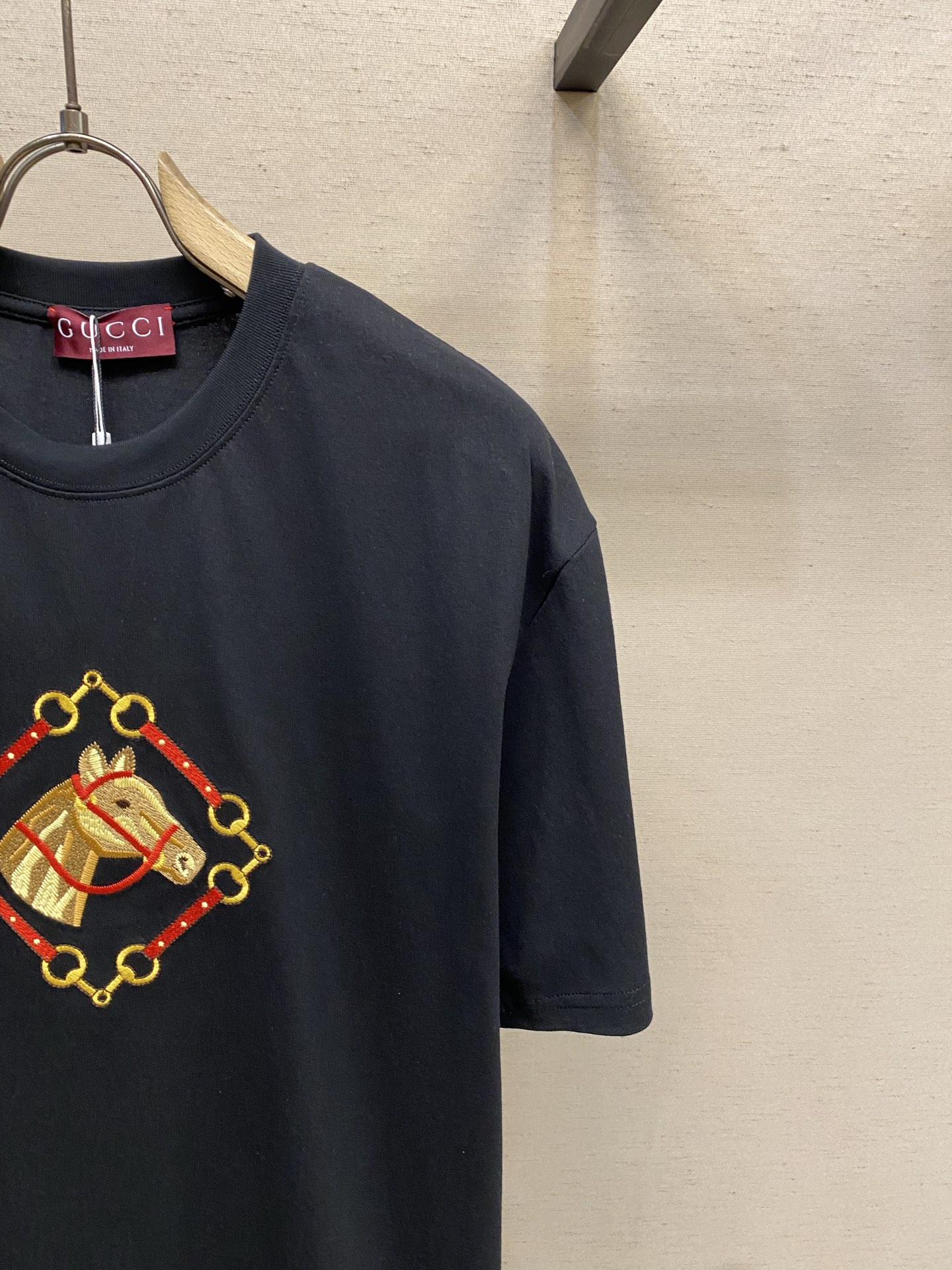 🌟🌟Gucci 2026新品短袖T恤 100％全棉300g面料，柔软亲肤，挺阔有垂坠感。四线密边做工精细