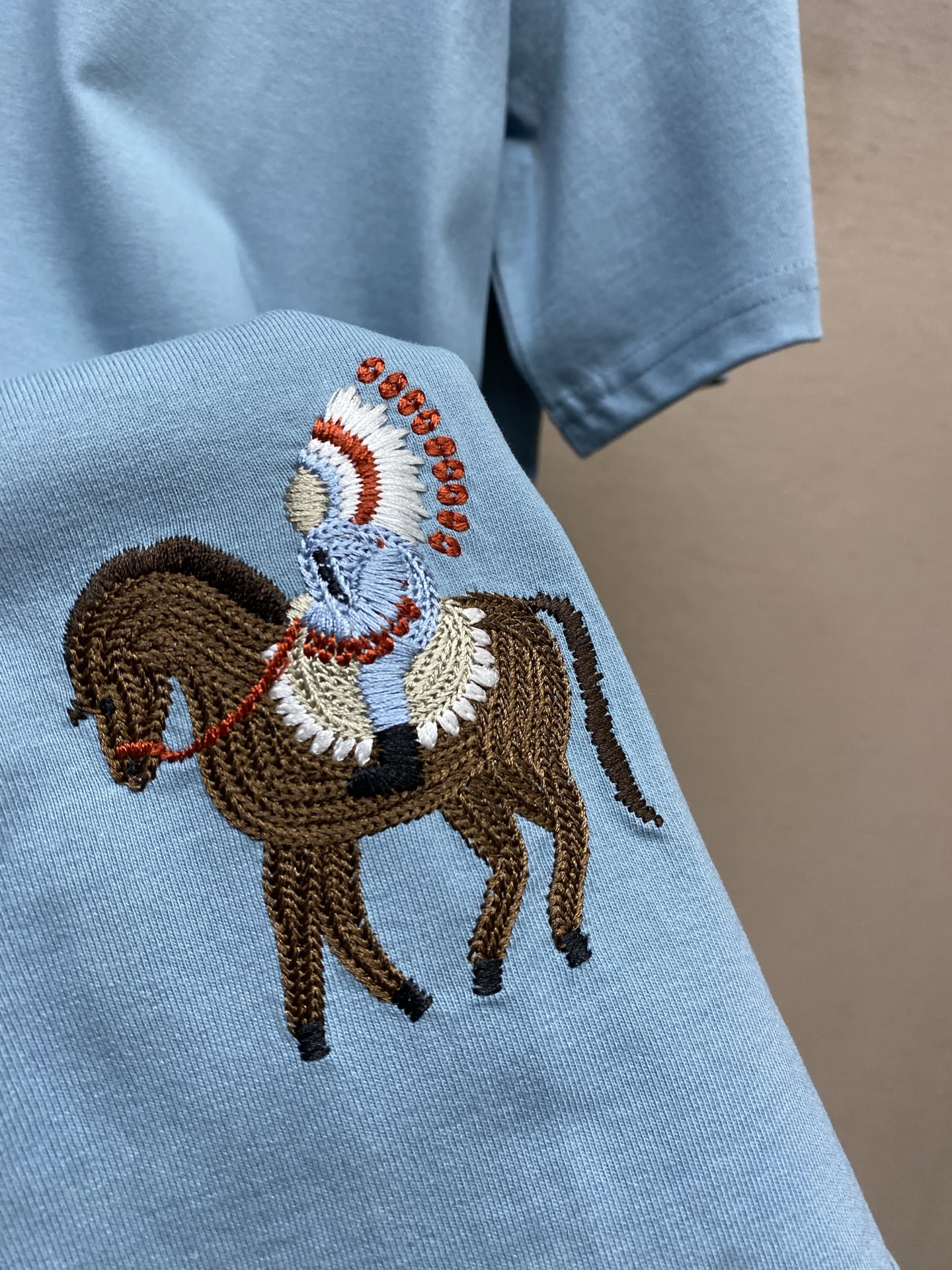 🌟🌟 2026新品短袖T恤 100％全棉300g面料，柔软亲肤，挺阔有垂坠感。四线密边做工精细，前幅案刺