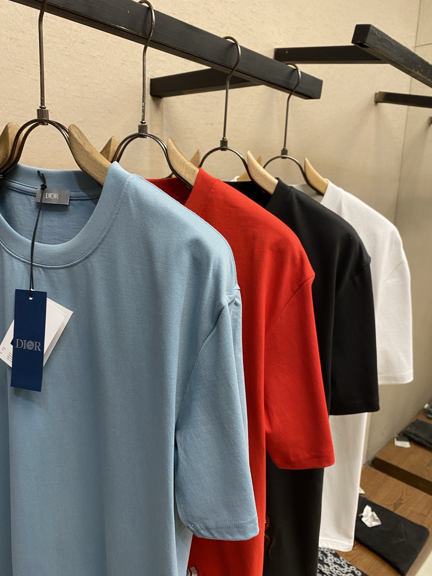 🌟🌟 2026新品短袖T恤 100％全棉300g面料，柔软亲肤，挺阔有垂坠感。四线密边做工精细，前幅案刺