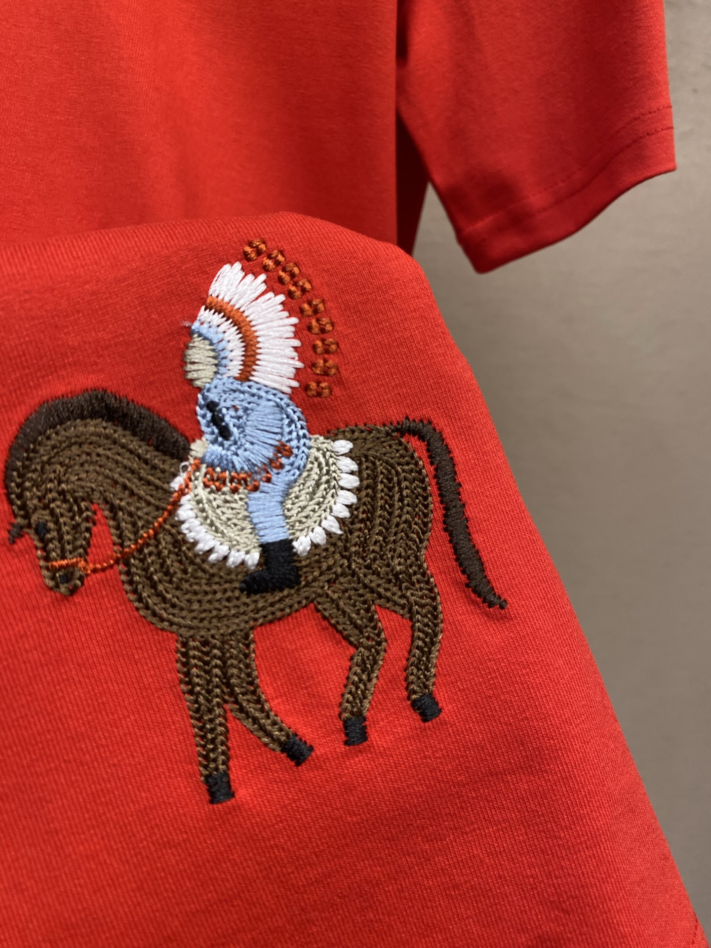 🌟🌟 2026新品短袖T恤 100％全棉300g面料，柔软亲肤，挺阔有垂坠感。四线密边做工精细，前幅案刺