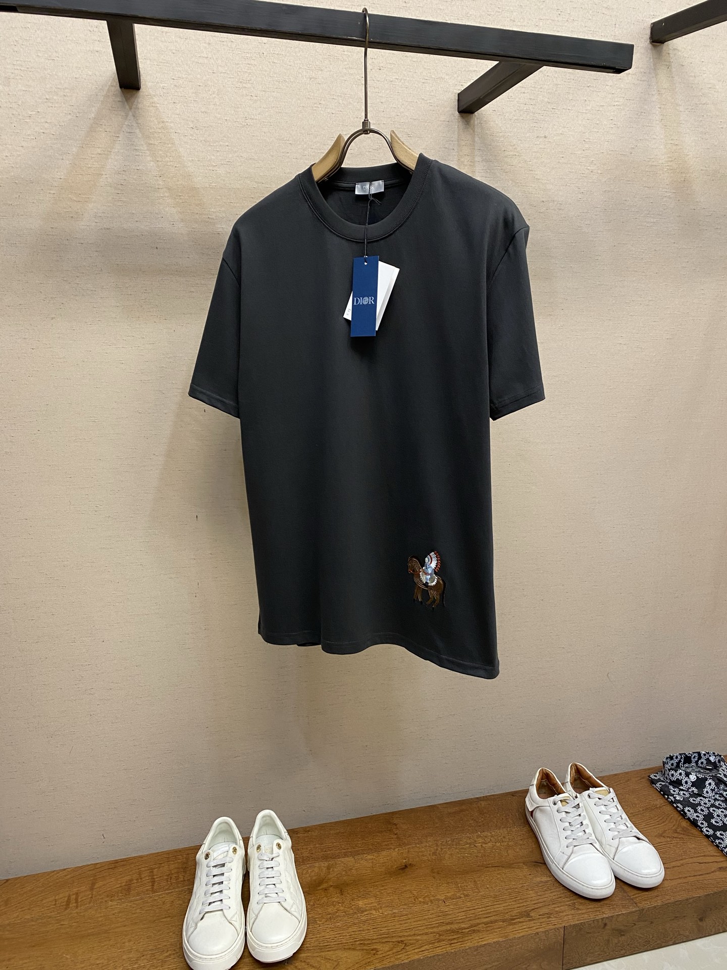 🌟🌟 2026新品短袖T恤 100％全棉300g面料，柔软亲肤，挺阔有垂坠感。四线密边做工精细，前幅案刺