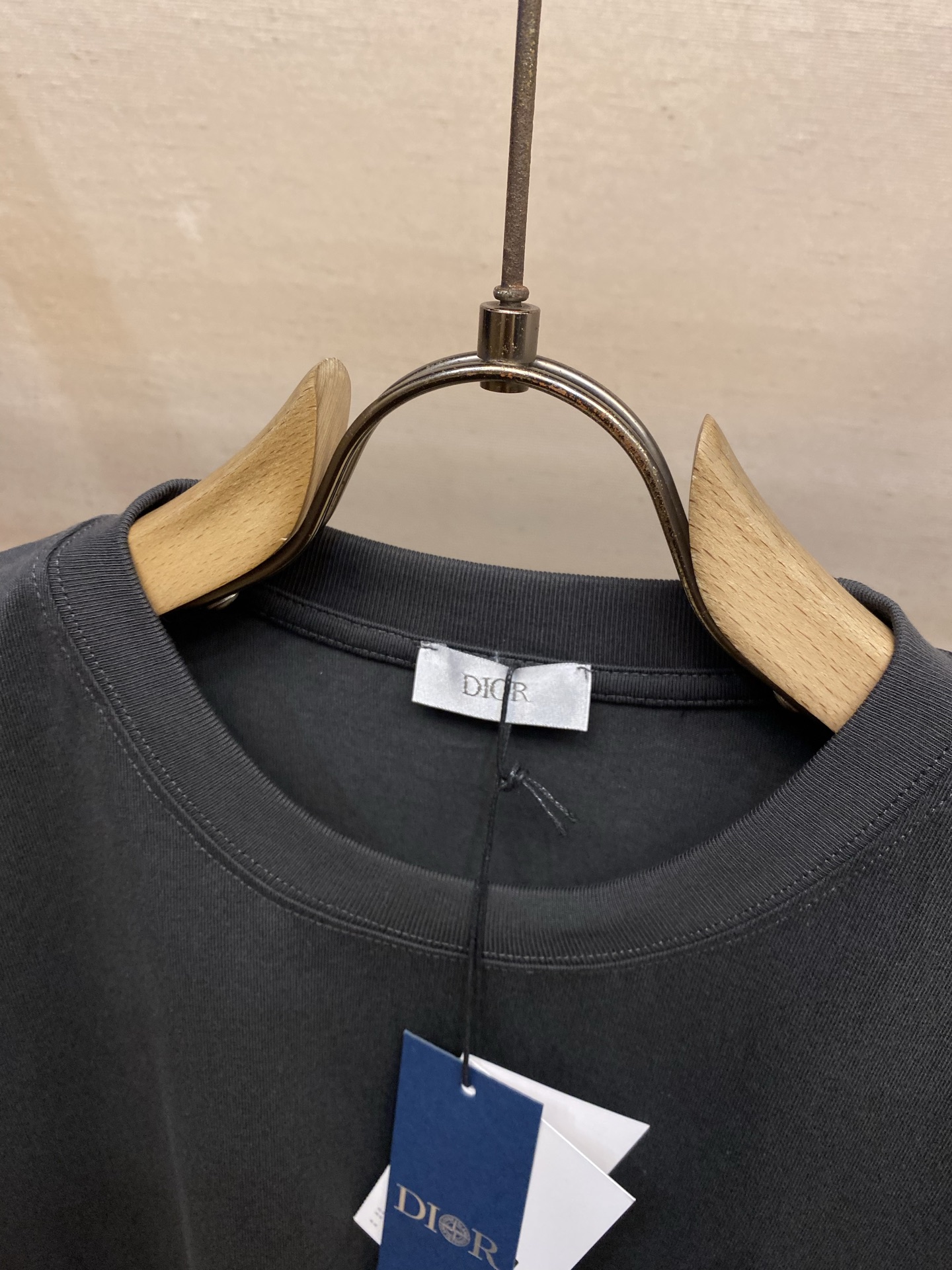 🌟🌟 2026新品短袖T恤 100％全棉300g面料，柔软亲肤，挺阔有垂坠感。四线密边做工精细，前幅案刺