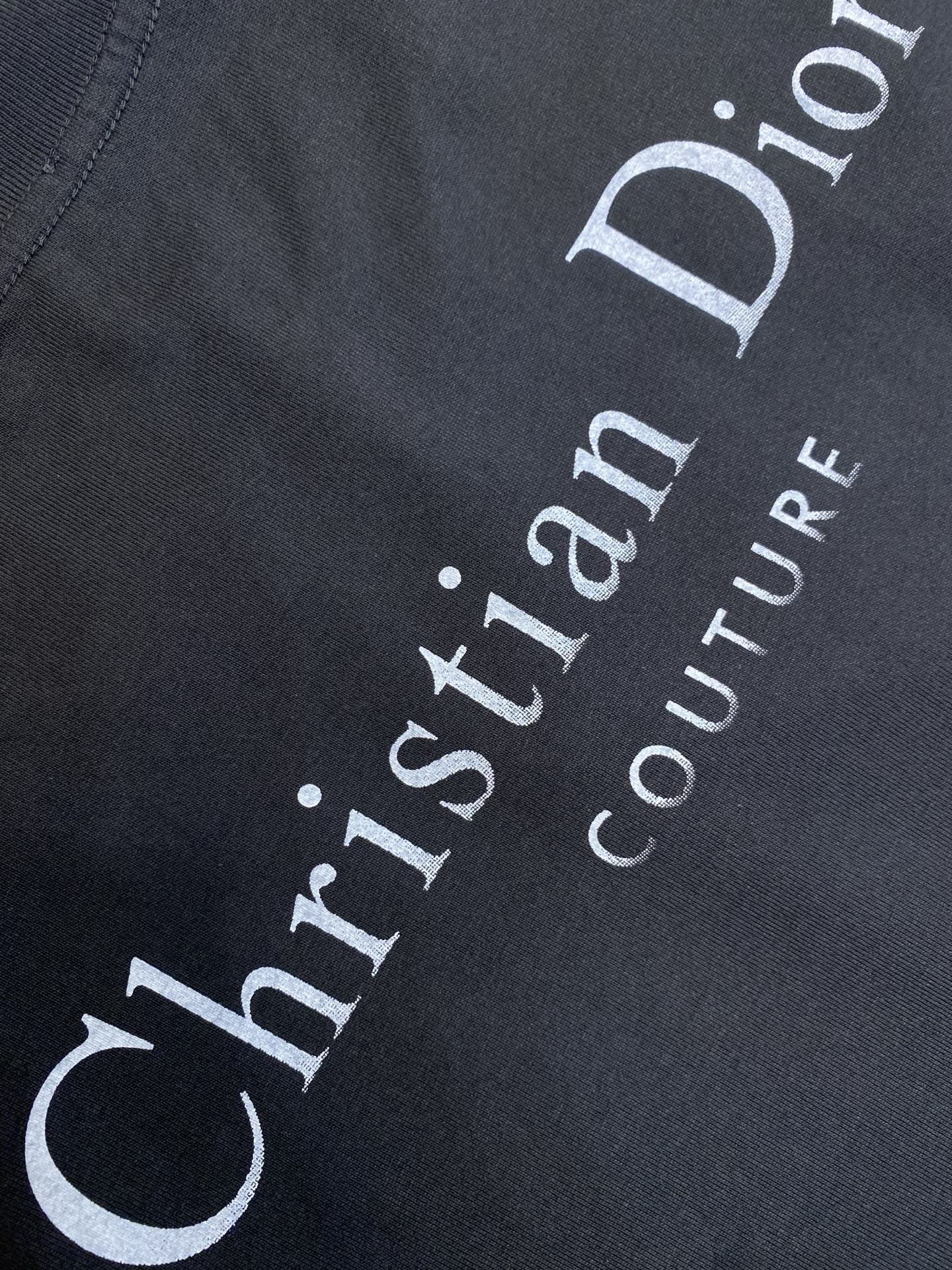 🌟🌟 2026新品短袖T恤 100％全棉300g面料，柔软亲肤，挺阔有垂坠感。四线密边做工精细，前幅案刺