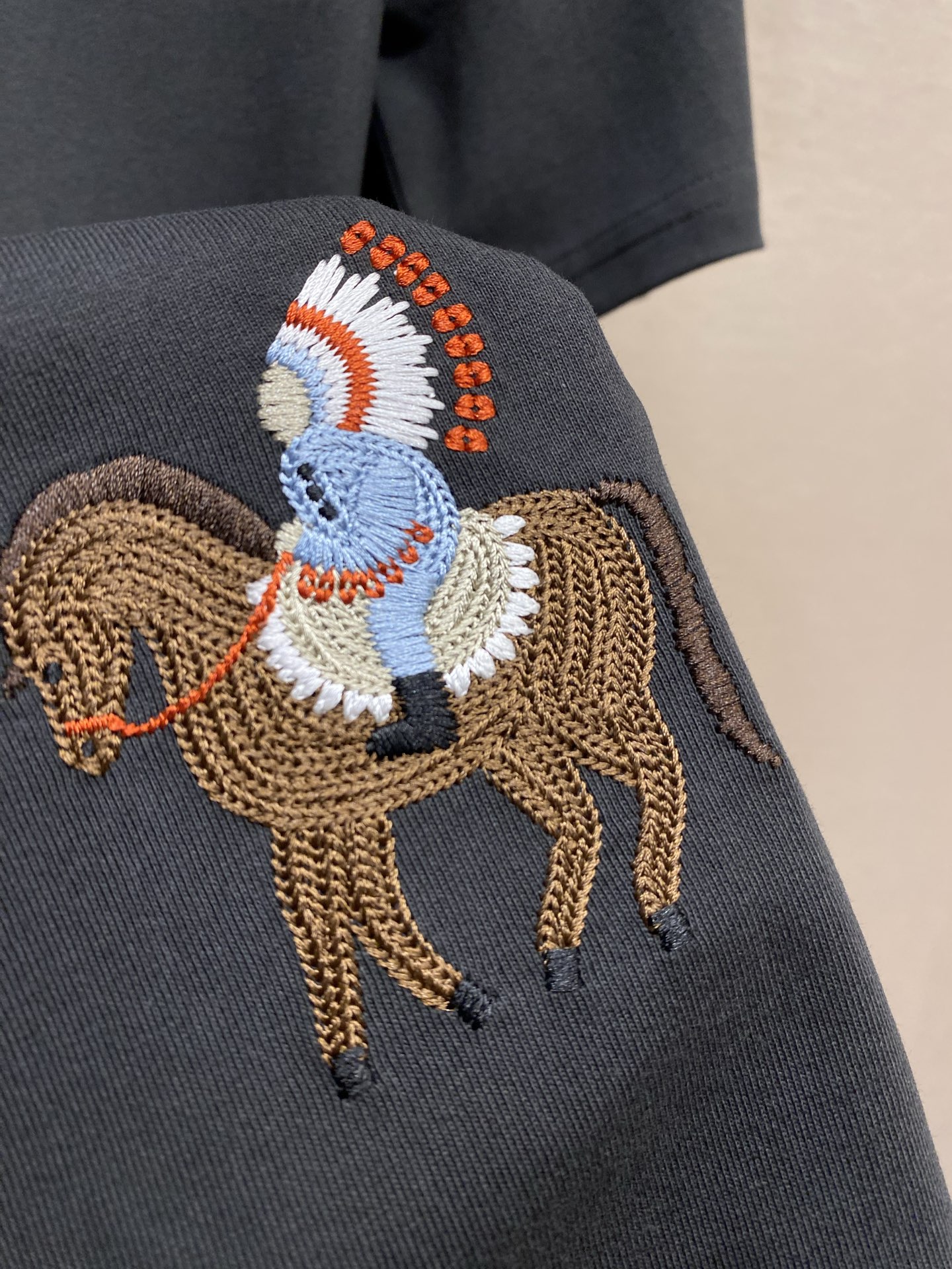 🌟🌟 2026新品短袖T恤 100％全棉300g面料，柔软亲肤，挺阔有垂坠感。四线密边做工精细，前幅案刺