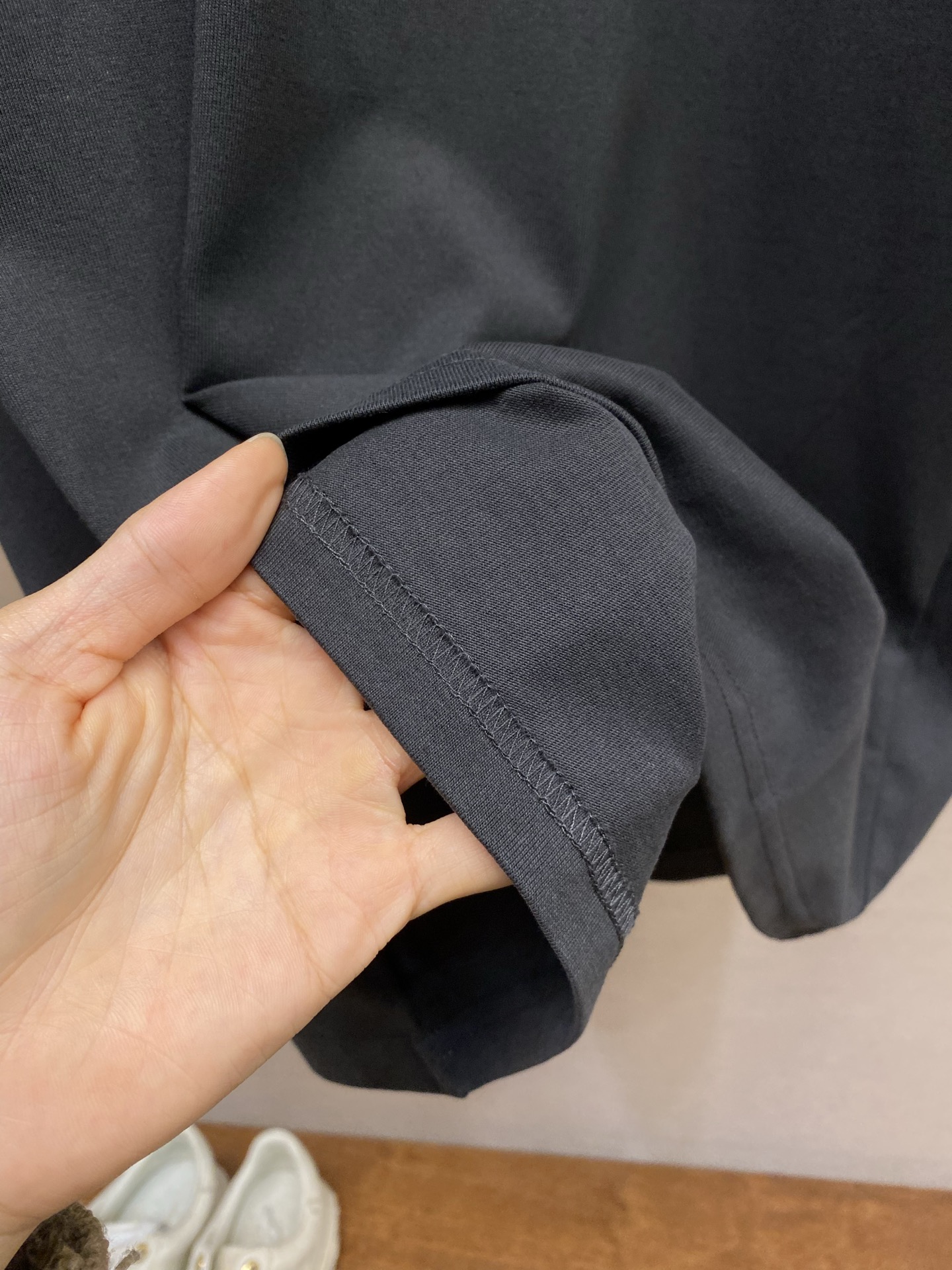 🌟🌟 2026新品短袖T恤 100％全棉300g面料，柔软亲肤，挺阔有垂坠感。四线密边做工精细，前幅案刺