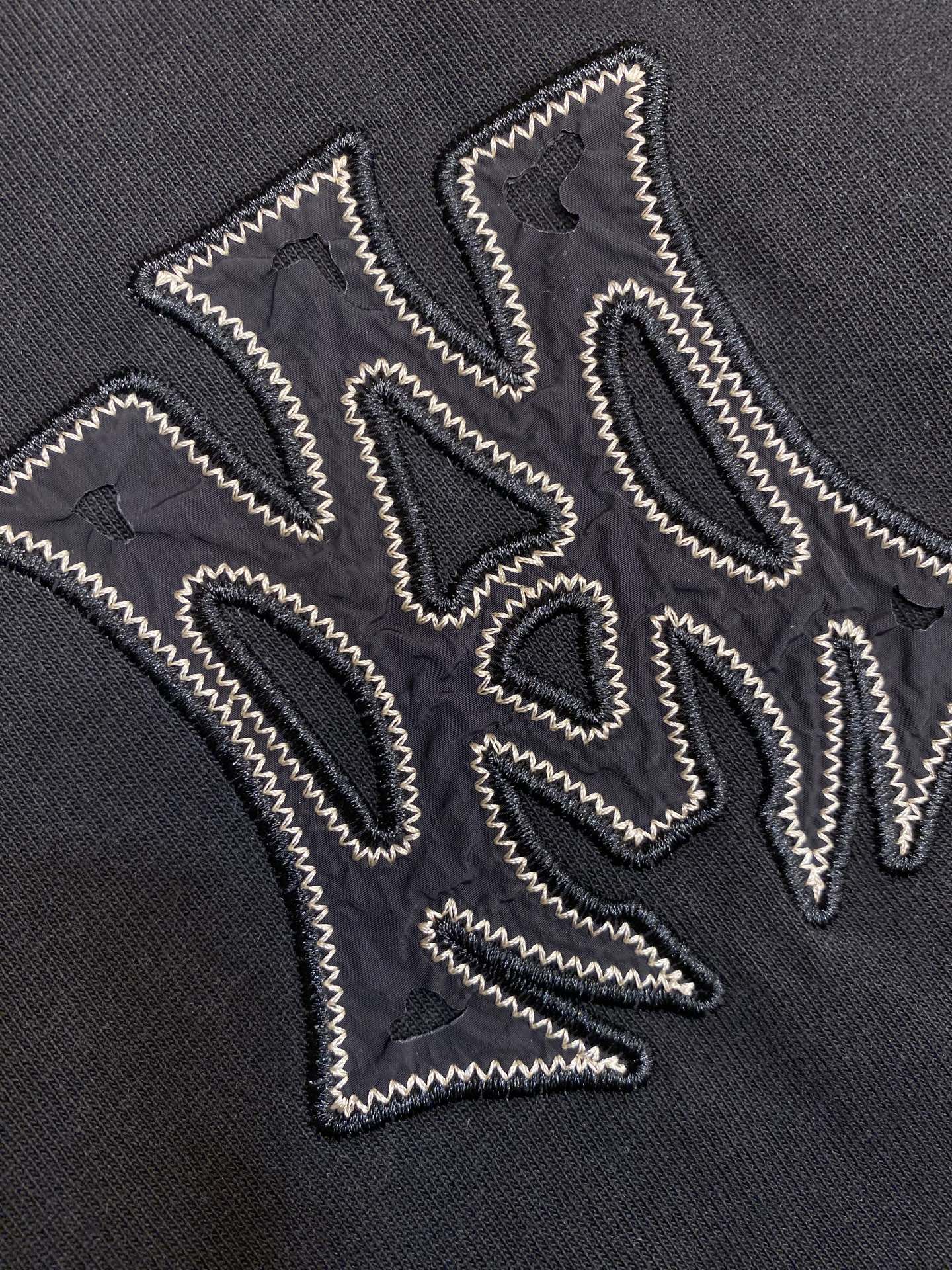 🌟🌟AMIRI 经典刺绣圆领短袖T恤 纯棉材质，穿着舒适透气，夏天必备!胸前字母刺绣 潮流感满满，辨识度